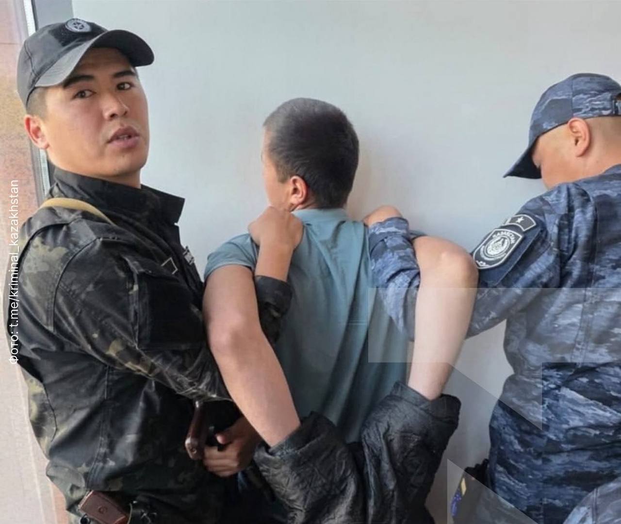В Астане 24-летний мужчина пытался поджечь Дом министерств. Он бросил бутылку с зажигательной смесью в одном из подъездов, пострадать никто не успел — огонь быстро потушили. Мужчину задержали, начато расследование. Что именно стало причиной — выясняется.