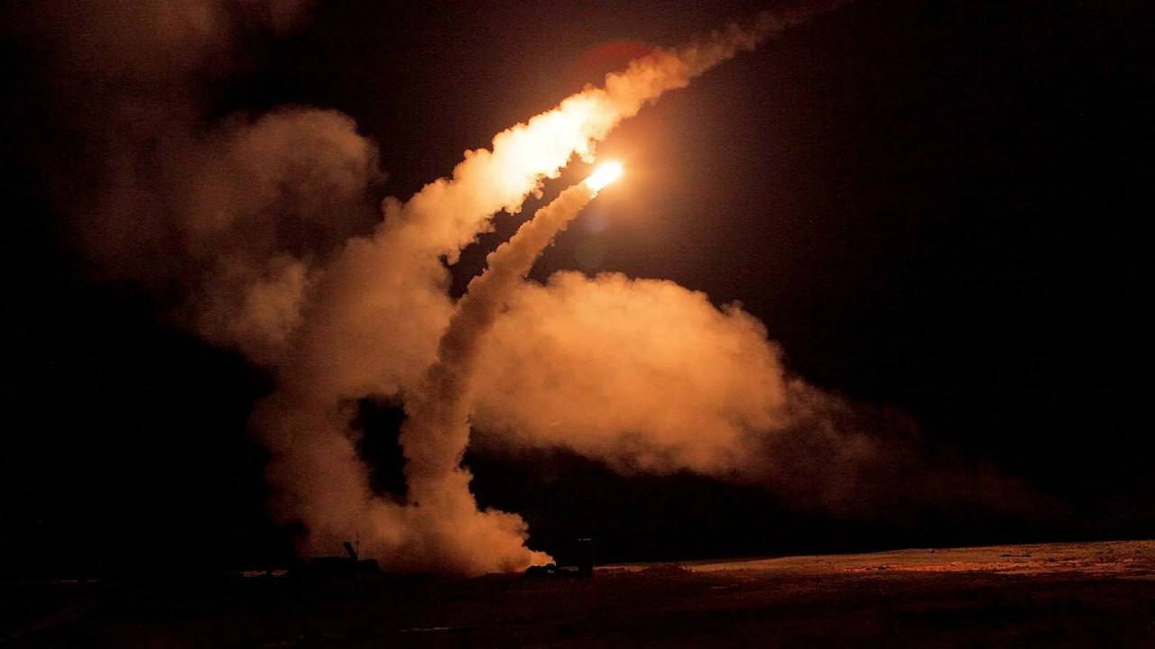 Два украинских беспилотника сбиты над территорией Ростовской области в ночь на 2 июля  Об этом сообщили в Минобороны России.  Всего в течение прошедшей ночи дежурными средствами ПВО уничтожены пять украинских БПЛА самолетного типа. Два дрона сбиты над Курской областью и один – над Крымом.   Подписаться на "Новости Ростова"    Прислать новость