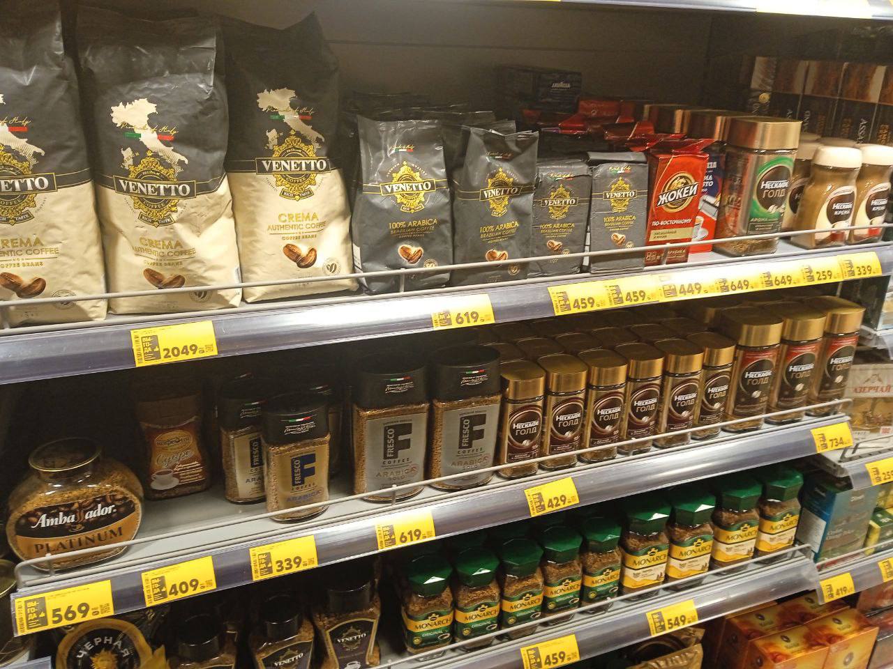 Утренние радости подорожали на 50 кофе в Бурятии бьёт по кошельку Цены на растворимый кофе взлетели почти вдвое Причины и повышение НДС и привычная региональная запасная наценка магазинов и рост мировых цен на зерно Пакет Nescafe Gold 75 грамм теперь стоит 350 рублей что в пересчёте на килограмм 4666 рублей Для сравнения килограмм качественного зернового кофе в магазинах около 1500 рублей а на маркетплейсах ещё дешевле Почему так дорого Производство растворимого кофе сложнее фасовка мельче технология затратнее а экономическая логика сурова часто наименьше обеспеченные вынуждены платить больше Экономист Анатолий Думнов поясняет Рост цен связан с несколькими факторами увеличение налогооблагаемой базы после перехода с упрощёнки на обычную систему с НДС рост мировых цен на кофе и традиционное запасное повышение цен в начале года Обычно это 10 15 а в этом году цифры зашкаливают Даже если зерно остаётся стабильным по цене кофейни вынуждены учитывать рост расходов на молоко сливки аренду зарплаты электричество и упаковку Инесса совладелец улан удэнской кофейни рассказывает Молоко которое даёт хорошую пенку сильно подорожало В чашке латте стоимость молока теперь доходит до 40 рублей Эксперты считают что рынок кофе в республике сохранится но трансформируется Основной рост цен почувствуют экономичные форматы кофе с собой и автоматы самообслуживания Классические кофейни сталкиваясь с проблемами рентабельности будут терять долю рынка Спрос сместится в сторону доступных вариантов и домашнего потребления Такие дела Источник Номер один Канал Макс