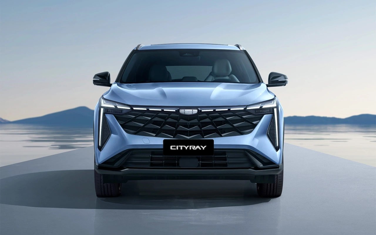 Компания Geely объявила старт продаж нового кроссовера Cityray в России. Машина доступна в четырех комплектации: Comfort, Luxury, Flagship и Flagship Sport.   Автомобиль оснащен 4-цилиндровым бензиновым двигателем объемом 1,5 литра и мощностью 147 л.с. с турбонаддувом и непосредственным впрыском топлива. Максимальный крутящий момент составляет 270 Н·м. Мотор работает в паре с 7-ступенчатой преселективной автоматической коробкой передач с двойным «мокрым» сцеплением  7DCT .  Автомобиль стоит от 2 699 990 руб. в базовой версии,  в комплектации Luxury  от 2 939 990 руб. Cityray в исполнении Flagship можно приобрести по цене 3 059 990 руб. Машину в максимальной комплектации Flagship Sport можно приобрести по цене 3 099 990 руб.