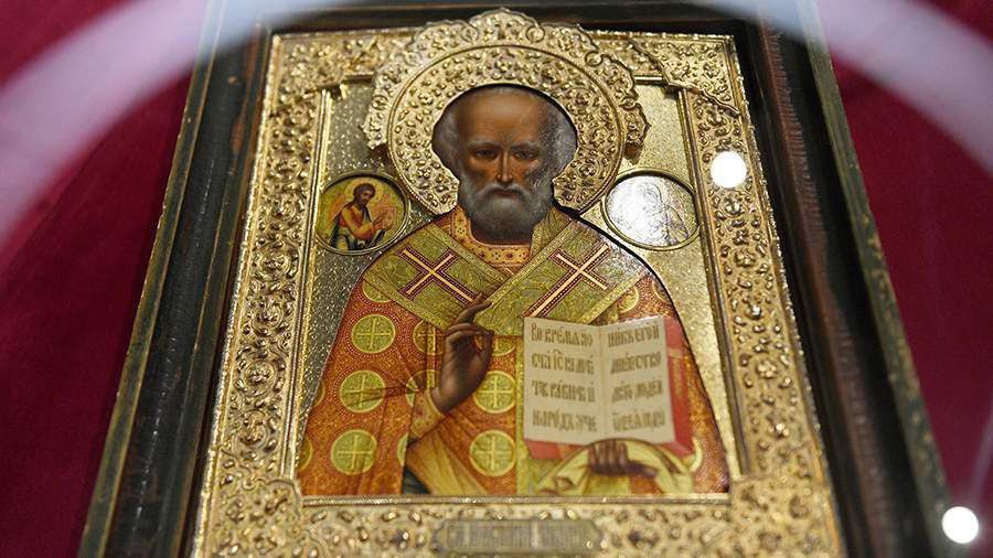 Сегодня русская православная церковь отмечает День памяти Николая Чудотворца одного из самых почитаемых святых не только в православной но и в католической церкви Он родился в III веке в греческой колонии Ликии в Малой Азии в семье христиан Мальчик с самого детства посещал храм а повзрослев решил посвятить вере всего себя став священником Богатое наследство родителей он раздал бедным Со временем Николай был рукоположен в сан архиепископа в городе Миры сейчас это территория турецкой Антальи За свою земную жизнь он совершил такое множество добрых дел во славу Божию что их не перечислить Святитель Николай прожил до глубокой старости Сразу после смерти его тело начало мироточить и к нему потянулись верующие за избавлением от болезней и печалей Святитель Николай считается покровителем моряков путешественников Поэтому его просят об успешном плавании и защите кораблей от штормов и бурь Кроме того ему молятся о чудесном разрешении трудного дела или особо невероятной удаче Помогает он также восстановить справедливость тем кого осудили по ложному навету а также хранит от бед и несчастий детей особенно сирот В православном календаре отмечен не один день посвященный Святителю Николаю Так 11 августа верующие вспоминают день его рождения а 19 декабря день смерти святого Также 22 мая отмечен перенесением мощей Николая в итальянский город Бари Радио 104FМ Новая Россия Мы в МАХ