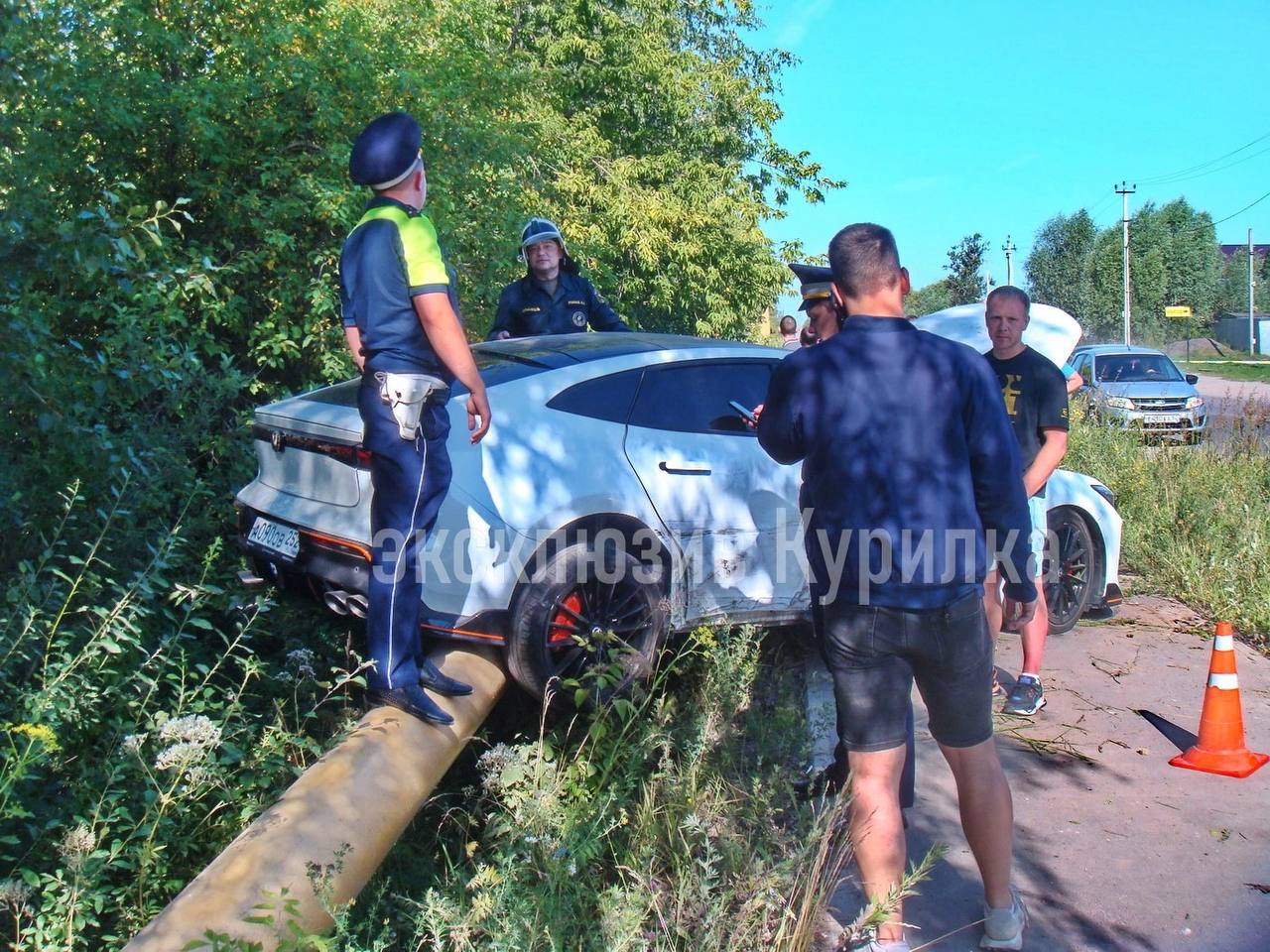В Арзамасе насмерть сбили женщину, которая шла по тротуару Два легковых автомобиля столкнулись на улице Калинина. По словам очевидцев, от удара водителя одной из машин занесло, и он вылетел на пешеходную дорожку. Женщина погибла на месте. Подписаться Написать нам