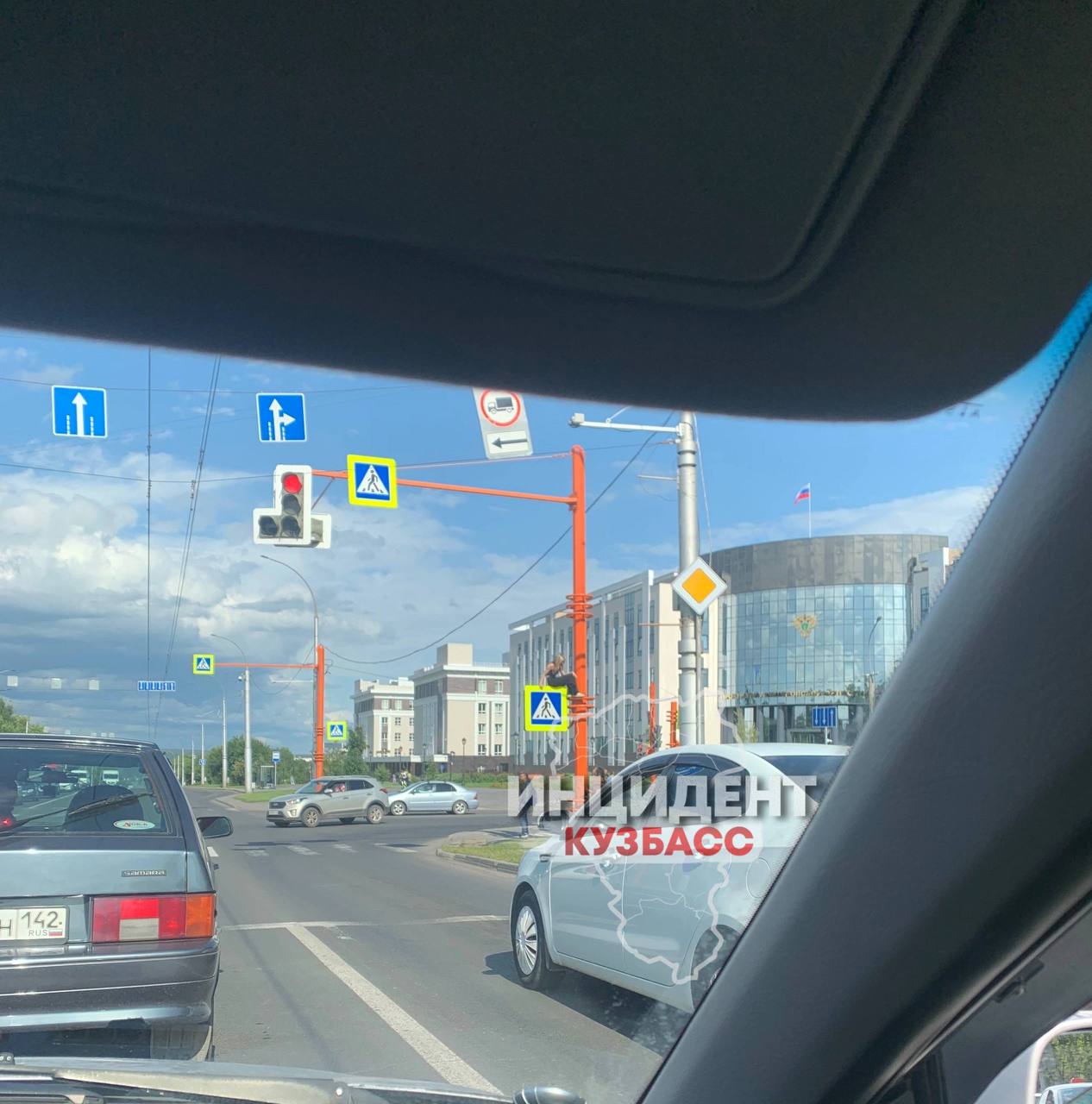 В Кемерове привлекли к ответственности маму девочки, которая залезла на дорожный знак Школьница забралась на конструкцию на пересечении Химиков и Волгоградской ради забавы, когда гуляла с подругой. Составлен протокол, сообщили в полиции Кузбасса. Вести-Кузбасс Новости