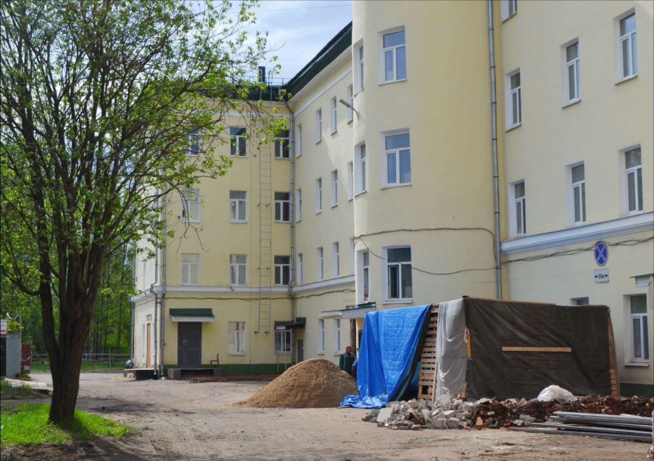 В прошлом году при поддержке Министерства РФ по развитию Дальнего Востока и Арктики начали капитальный ремонт инфекционного корпуса Архангельской областной клинической больницы. Он был построен в 1957 году. Эта работа крайне важна как для комфорта пациентов, так и для обеспечения инфекционной безопасности, ведь условия в таких учреждениях должны отвечать особым требованиям. Ремонт здесь идет полным ходом: строительные бригады уже полностью заменили перекрытия старого здания, демонтировали инженерные системы и отремонтировали подвальные помещения. Сейчас подрядчик проводит монтаж коммуникаций и внутреннюю отделку помещений. По итогам всего комплекса работ четырехэтажное здание инфекционного корпуса обновим полностью. Прежнюю структуру сохраним и дополним необходимыми нововведениями: помимо организации приемного и реанимационного отделений, а также дневного стационара, создадим четыре изолированных бокса. Также в корпусе установили два лифта, что значительно облегчит транспортировку больных. Открыть современный медицинский центр, в котором пациенты инфекционного профиля смогут получать всю необходимую помощь, планируем в начале 2026 года.
