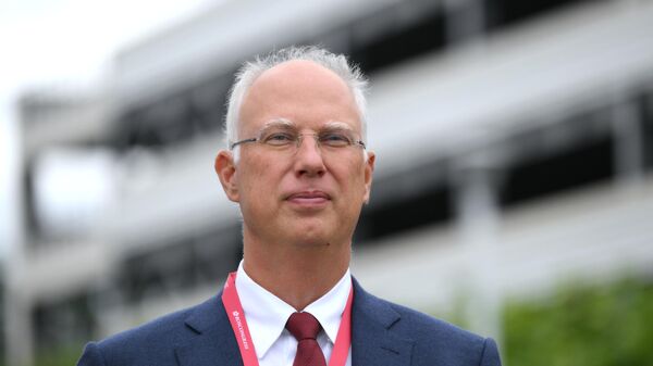 Глава РФПИ Дмитриев уличил в подлоге Washington Post Глава РФПИ спецпредставитель президента РФ по инвестиционно экономическому сотрудничеству с зарубежными странами Кирилл Дмитриев уличил американскую газету The Washington Post в приписывании ему заявлений которых он не делал и искажения фактов О намерении заставить издание исправиться и извиниться в суде он сообщил в соцсети