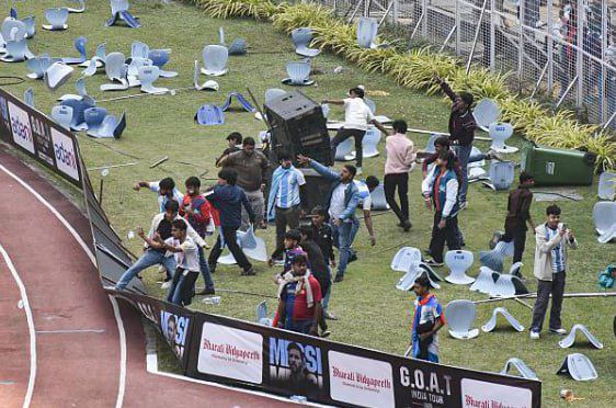 Организатор встречи с Месси на стадионе в Индии арестован Вот и наказание за обман фанатов Об этом сообщила губернатор Западной Бенгалии Ананда Бозе Её слова приводит издание Ani Организатор встречи задержан идёт следствие Я искренне извиняюсь перед Месси и всеми болельщиками за этот инцидент Жаль фанатов Упущенную возможность им уже не вернуть Match TV Debarchan Chatterjee NurPhoto via Getty Images