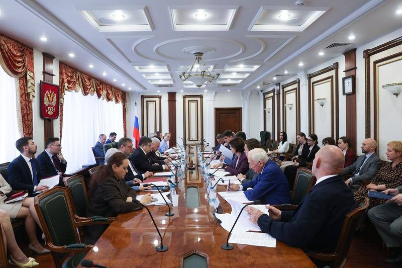 Состоялось 659-е заседание Комитета Совета Федерации по международным делам С коллегами рассмотрели и рекомендовали к ратификации: Договор между Российской Федерацией и Республикой Сейшельские Острова о взаимной правовой помощи по уголовным делам Договор между Российской Федерацией и Королевством Таиланд о выдаче Указанные договоры призваны укрепить международно-правовую базу сотрудничества России с Тайландом и Сейшельскими Островами соответственно в сфере борьбы с преступностью. Так, Стороны обязуются выдавать друг другу лиц, разыскиваемых запрашивающей Стороной для осуществления уголовного преследования или исполнения приговора за совершенное преступление. Вызывает особый интерес статья 6 Договора с Тайландом, которая защищает права российских граждан. Поскольку она предполагает, что настоящий Договор не порождает ни для одной из Сторон обязательства выдавать собственных граждан. Соглашение между Правительством Российской Федерации и Правительством Республики Конго о сотрудничестве в сфере строительства нефтепродуктопровода «Пуэнт-Нуар — Лутете — Малуко-Трешо» на территории Республики Конго Цель данного Соглашения — обеспечить благоприятные условия для сотрудничества в сфере строительства нефтепродуктопровода. Предусмотрено создание совместного предприятия с долей российского участия — 90 %. Ратификация Соглашения будет способствовать укреплению российско-конголезских отношений в энергетической сфере, а также позволит обеспечить увеличение высокотехнологичного экспорта товаров и услуг в Республику Конго.