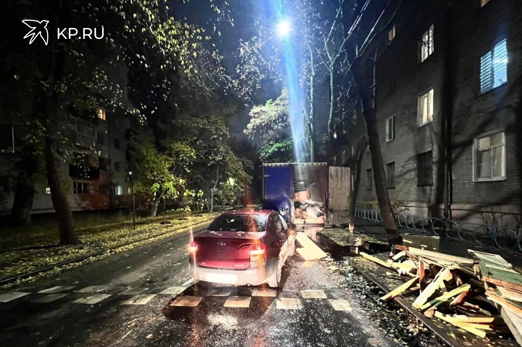 В Воронеже пьяный водитель Лады Гранта сбил стоявшую девушку В Воронеже сотрудники Госавтоинспекции устанавливают обстоятельства ДТП с пострадавшей женщиной Авария произошла вечером 28 октября Примерно в 19 20 на улице Торпедо по предварительным данным дорожной полиции 41 летний водитель автомобиля Лада Гранта находясь в состоянии алкогольного опьянения не справился с управлением и сбил девушку которая загружала ГАЗель В результате ДТП 20 летняя пострадавшая попала в больницу