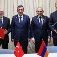 Анкара и Ереван восстановят исторический мост Турция и Армения подписали меморандум о совместной реставрации древнего моста Ани на границе двух стран Документ стал результатом встречи вице президента Турции Джевдета Йылмаза с премьером Армении Николом Пашиняном на полях саммита Европейского политического сообщества в Ереване Соглашение подписали спецпредставители сторон по нормализации турецкий дипломат Сердар Кылыч и армянский представитель Рубен Рубинян Йылмаз назвал проект примером символического и конкретного сотрудничества которое поможет построить доверие Анкара участвует в саммите на высшем уровне впервые с 2008 года Стороны обсудили перспективы сотрудничества в транспорте таможне и энергетике нормализация с Арменией переживает один из самых активных периодов за последние десятилетия Стамбульский волк Про Турцию простыми словами istanbul wolf