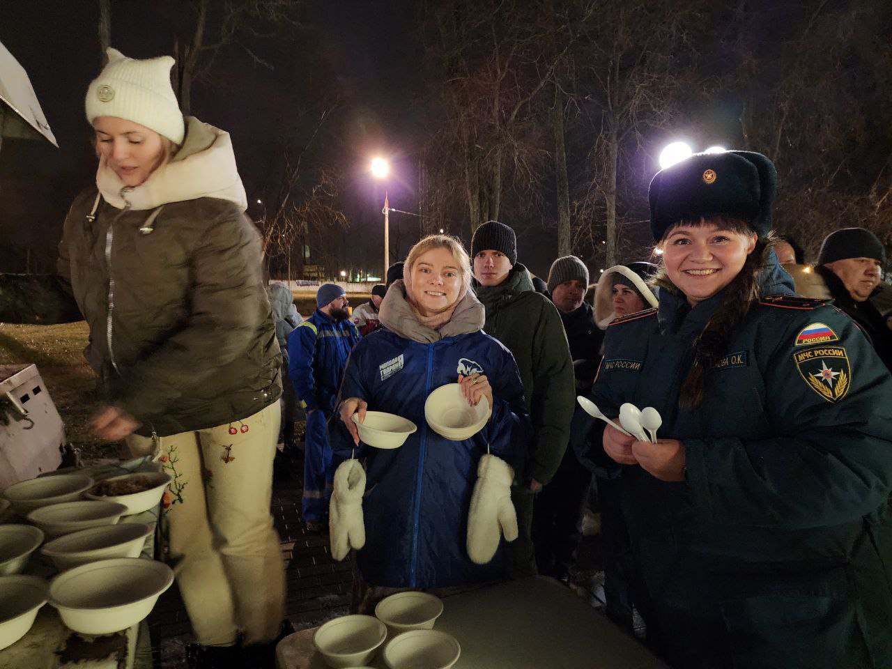 Крещение в Серпухове: окунулись тысячи!   До купаний праздничные службы прошли во всех храмах Серпуховского благочиния.   В округе работали  купели на Пограничной и Пионерской. В деревнях и селах Васильевское, Райсеменовское, Глубоково, Лужки, Сераксеево, закрытая купель при храме в Протвино.  Спасатели, медики и полиция обеспечивали безопасность. Волонтеры всех угощали горячим чаем, конфетами-баранками и гречкой с мясом, работали теплые раздевалки.  Все учли напоминание МЧС об опасности тонкого льда, а в некоторых местах его и не было.  Все прошло без эксцессов. Только не было мороза и снега.