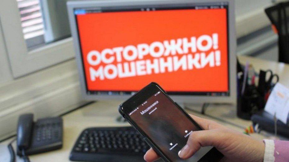 В РФ пресекли схему кражи Telegram-аккаунтов под предлогом родства с ветеранами Мошенники нашли новый способ воровать аккаунты. На этот раз злоумышленники предлагали россиянам якобы проверить свое родство с ветеранами Великой Отечественной войны. Все сайты направляли на фишинговые страницы для авторизации в Telegram, где, введя номер телефона и одноразовый код, жертва давала аферистам доступ к своему аккаунту. При помощи Национального координационного центра по компьютерным инцидентам при ФСБ России домены выявили и заблокировали, сохранив при этом Telegram-аккаунты пользователей.