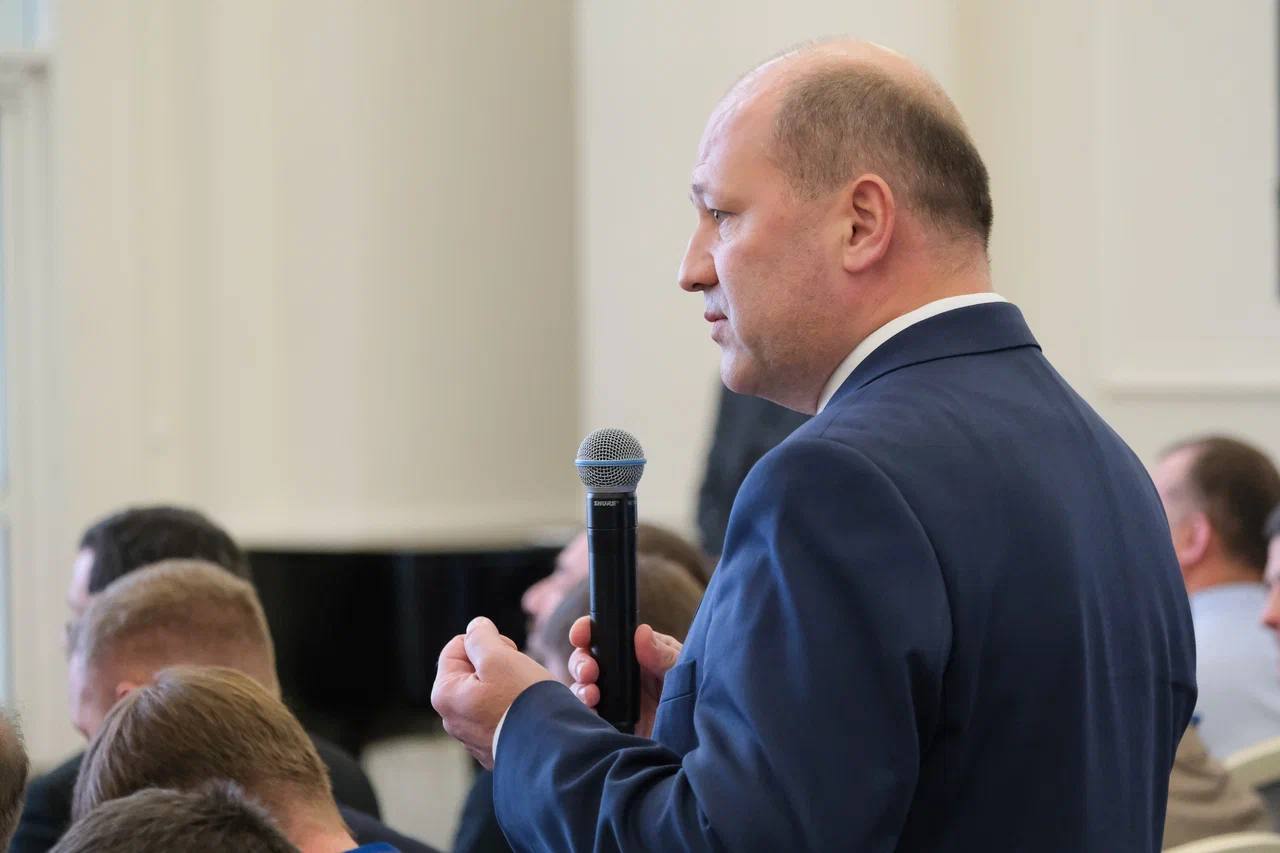 Глава Ростова предложил выдавать права на управление автобусом в 18 лет Глава Ростова Александр Скрябин на конференции с Министром транспорта Российской Федерации Андреем Никитиным предложил выдавать права на управление автобусом в 18 лет Об этом он написал в своем телеграм канале Для привлечения молодежи в профессию водителей автобуса предложил рассмотреть внесение изменений в законодательство направленных на снижение возраста для получения водительских прав категории D до 18 лет Инициатива вызвала интерес Министра и будет проработана на экспертном уровне в том числе и с Госавтоинспекцией написал Скрябин Сегодня права категории D на управление автобусом можно получить только с 21 года Это означает что выпускники окончившие образовательные программы по специальностям Автомеханик или Организация перевозок не могут приступить к работе водителем автобуса до достижения этого возраста В результате им приходится ждать два три года в течение которых они часто находят другую работу Подписаться на Новости Ростова Прислать новость Мы в Max rostovnews61