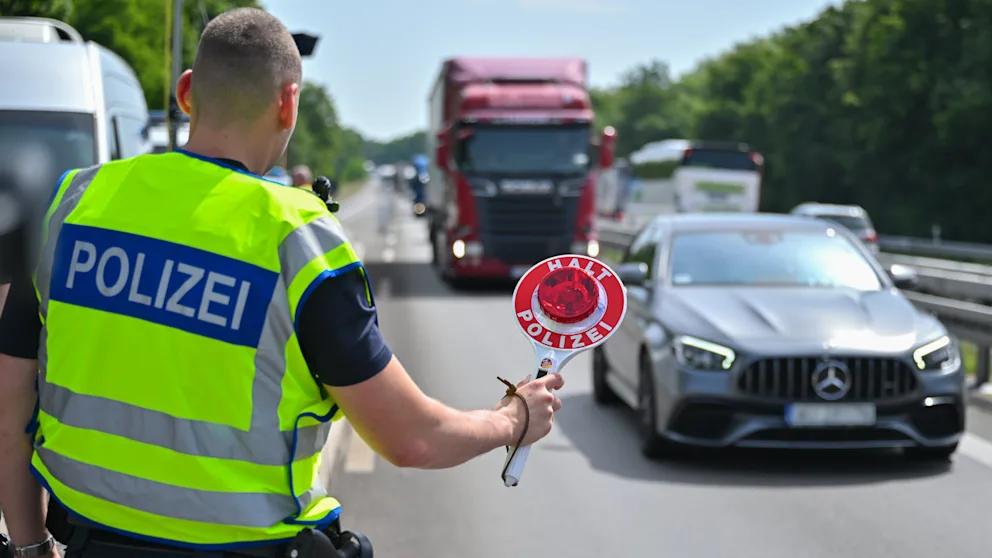 Суд в Берлине признал незаконным разворот мигрантов на границе Административный суд Берлина постановил, что мигрантов, попросивших убежище уже на территории Германии, нельзя просто так разворачивать на границе. Прежде должно проводиться так называемое Дублинское разбирательство — процедура, которая определяет, какая страна ЕС отвечает за рассмотрение заявки. Поводом для решения стал случай с тремя сомалийцами, которые 9 мая прибыли поездом из Польши и заявили о желании подать прошение об убежище на вокзале во Франкфурте-на-Одере. Пограничники в тот же день отправили их обратно в Польшу, сославшись на то, что они прибыли из «безопасной третьей страны». Суд признал это решение неправомерным. Введенные министром внутренних дел Александром Добриндтом правила, позволяющие разворачивать соискателей убежища прямо на границе, действуют с 7 мая. «После подачи заявления о предоставлении убежища обычно должна быть инициирована Дублинская процедура, после чего может быть вынесено решение о возвращении с указанием крайнего срока для добровольного выезда», — отметил в разговоре с BILD юрист, эксперт по миграции Филипп Прюи. Суд при этом уточнил: мигранты не имеют права требовать свободного въезда вглубь Германии — дублинскую процедуру можно проводить и в приграничной зоне. Но игнорировать ее вовсе, как пыталось делать МВД, нельзя.