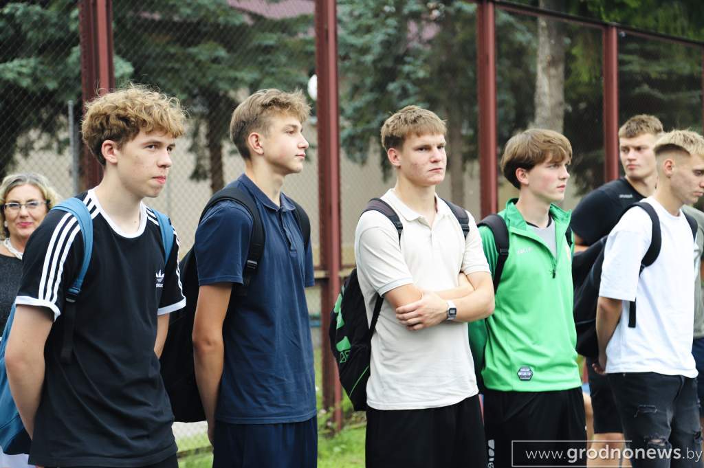 В Гродненской областной организационной структуре БФСО «Динамо» прошел учебно-тренировочный сбор МФК «УВД-Динамо»   Встреча с руководством и легендарным тренером Виктором Торчило дала старт подготовке к чемпионату Республики Беларусь по футболу, который начнется 30 августа.    Многократный чемпион Беларуси, главный тренер МФК «УВД-Динамо» Виктор Торчило обратился к команде и болельщикам:  – Я хочу, чтобы каждый из вас помнил одно: мы – семья! Мы вместе переживаем взлеты и падения, поддерживаем друг друга в трудную минуту. Мы будем бороться за каждый мяч, за каждую победу, чтобы оправдать наши надежды.  ↔  На встрече присутствовал заместитель председателя совета областной структуры БСФО «Динамо» Евгений Дудко. Он подчеркнул важность таких сборов для укрепления командного духа и налаживания коммуникации между игроками, тренерами и болельщиками.   Поддержать канал бустами   Inst  TikTok  ВК  OK  FB