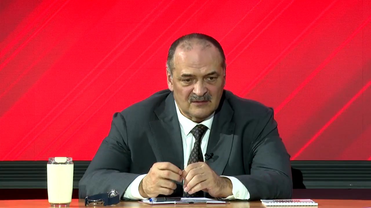 Сергей Меликов рассказал о комплексном восстановлении энергосистемы Дагестана В ходе Прямой линии Глава Дагестана Сергей Меликов заявил что проблемы со стабильным электроснабжением в республике имеют глубокие корни и формировались десятилетиями По его словам многие линии электропередачи построенные еще в конце 1950 1960 х годов никогда не проходили текущий ремонт и давно исчерпали свой ресурс Я призываю дагестанцев особенно жителей Махачкалы набраться терпения Проблема с которой мы сталкиваемся сегодня возникла не вчера она накапливалась с 1990 х годов прошлого века Нам досталось энергетическое хозяйство в крайне тяжелом состоянии подчеркнул Сергей Меликов Глава региона отметил что сложившаяся ситуация потребовала выход с обращением на федеральный уровень Он доложил о положении дел на площадке Совета Федерации РФ после чего к решению вопроса подключилось Правительство России при поддержке Валентины Матвиенко и сенаторов Для подготовки федеральной программы потребовалось провести масштабный аудит Мы почти два года анализировали состояние жилищно коммунального хозяйства Без расчетов и обоснований невозможно было получить меры федеральной поддержки которые сегодня уже реализуются отметил он Подробнее читайте в материале на нашем сайте