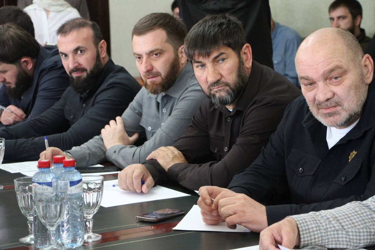В городе Урус-Мартан прошло выездное совещание Руководителя Администрации Главы и Правительства ЧР Галаса Таймасханова.  Обсудили ряд актуальных и важных для развития района вопросов. Прежде всего затронули тему социально-экономического развития муниципалитета. В районе достигнуты хорошие показатели. Идет реализация нескольких крупных инвестиционных проектов. Особое внимание уделяется объектам религиозного значения, здравоохранения и образования.   Подробно обсудили вопрос по подготовке к переходу ЧР на одноуровневую систему организации местного самоуправления. Это преобразование, от которого зависит эффективность услуг для жителей, качество управления и прозрачность решений.  Поговорили и об оказываемой помощи участникам СВО и их семьям.  Галас Султанович отметил, что Глава Чеченской Республики, Герой России Рамзан Ахматович Кадыров требует создать все условия для улучшения качества жизни и благосостояния населения. И наша задача предпринять все усилия для достижения этих целей – подчеркнул он.