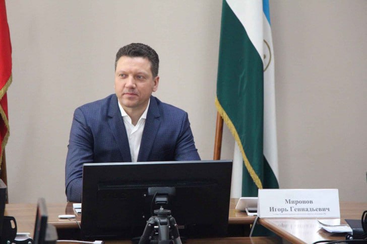 Экс мэра Салавата приговорили к трем годам колонии Стерлитамакский городской суд вынес приговор экс главе администрации Салавата Игорю Миронову признанному виновным в превышении должностных полномочий В суде было установлено что в период с апреля по октябрь 2020 года чиновник без конкурса заключил с ООО АСТ концессионное соглашение согласно которому электрические сети принадлежащие городу были переданы коммерческой организации Кроме того в обход процедуры согласования сделок по распоряжению муниципальным имуществом Игорь Миронов организовал его незаконное изъятие у предприятия и передачу компании Суд назначил ему наказание в виде трех лет колонии общего режима Напомним ранее электросетевое хозяйство юга Башкирии Стерлитамака Салавата и Ишимбая было сосредоточено в государственных руках принадлежало соответствующим муниципалитетам а значит республике Но в 2020 году было заключено концессионное соглашение по которому электросетевое хозяйство было передано АСТ Местные электрические сети были отданы в концессию на 50 лет За это время концессионер должен будет обеспечить их функционирование содержание ремонт модернизацию по определенному графику и на определенные суммы То есть АСТ получает имущества на 4 млрд рублей монополию прибыль на 50 лет вперед всего за 3 3 млн рублей в год Обратная связь Подписаться Подписаться в Max