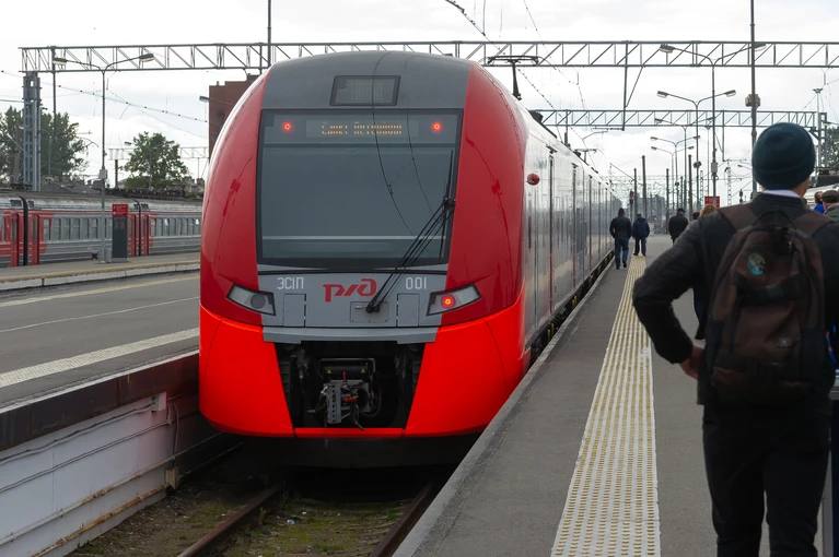 Единый тариф на электрички не будут вводить в Ленобласти Чиновники в регионе посчитали эту затею бессмысленной Тариф на электрички останется таким же сообщил председатель Комитета по транспорту Ленобласти Михаил Присяжнюк Введение единого тарифа с неоднородной плотностью населения и различной удаленностью населённых пунктов друг от друга не имеет смысла Протяжённость области составляет от 300 до 450 километров между границами пояснил чиновник По его словам стоимость проезда зависит от расстояния которое преодолевает пассажир а это также влияет на расходы региона на субсидирование проезда льготных категорий граждан Они составляют более 90 процентов от общей стоимости билетов Олег Золото Читай нас в MAX Подпишись на Комсомольскую правду СПб