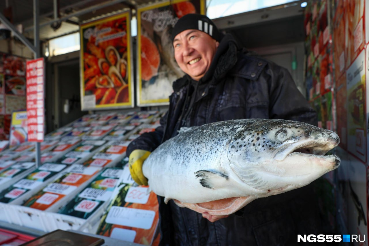 В Омской области с начала года заметно выросли цены на многие продукты но есть и позиции которые стали дешевле Актуальные данные на конец декабря опубликовали на портале Минфина РФ Аймониторинг По данным экспертов заметнее всего в 2025 году поднялся ценник на замороженную неразделанную рыбу рост составил 20 9 или 45 6 рублей говядину 20 105 8 рублей и вареную колбасу первого сорта 15 2 75 рублей Кроме того подорожали сосиски и водка с начала года их стоимость увеличилась на 58 и 86 рублей соответственно Килограмм замороженной рыбы по данным на 22 декабря обойдется омичам в 344 5 рубля говядины в 793 7 рубля вареную колбасу 518 8 рубля Зато в регионе подешевели капуста белокочанная картофель лук и куриные яйца Будьте в курсе даже офлайн NGS55 в MAX