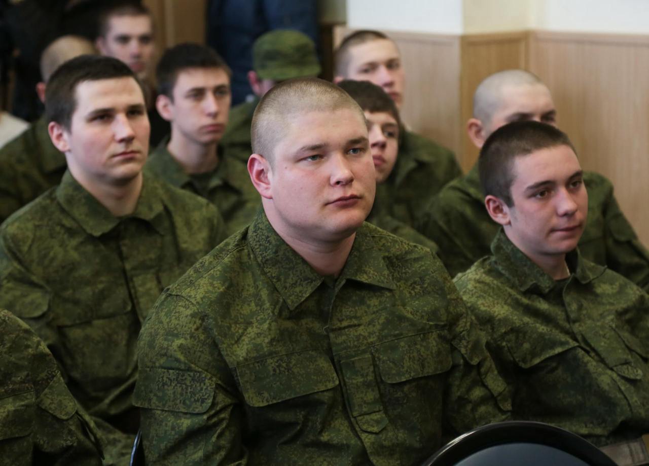 Около 3 тыс. петербуржцев призовут осенью в войска Ленинградского военного округа  Военкоматы уже начали рассылать призывникам повестки. Их вручают лично под подпись оповещаемого, либо направляют заказными письмами с уведомлением по "Почте России".   Всего повестками оповестят 22 тыс. военнообязанных горожан.  Фото: Евгений Асмолов