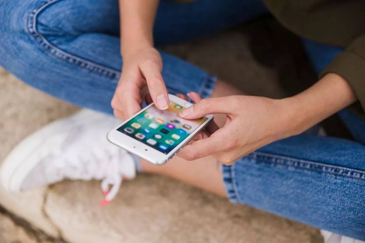 МВД предупредило о возвращении мошеннических схем с блокировкой iPhone через iCloud. Алгоритм мошенничества остается неизменным: злоумышленник устанавливает доверительные отношения с владельцем iPhone или iPad, после чего под благовидным предлогом убеждает жертву авторизоваться в чужой учетной записи iCloud на собственном устройстве. Получив контроль над гаджетом, преступник активирует функции «Найти iPhone» и «Блокировка активации», делая устройство недоступным для владельца. Затем мошенники требуют около деньги за разблокировку, угрожая безвозвратным удалением всех данных с устройства. Кубанские Новости