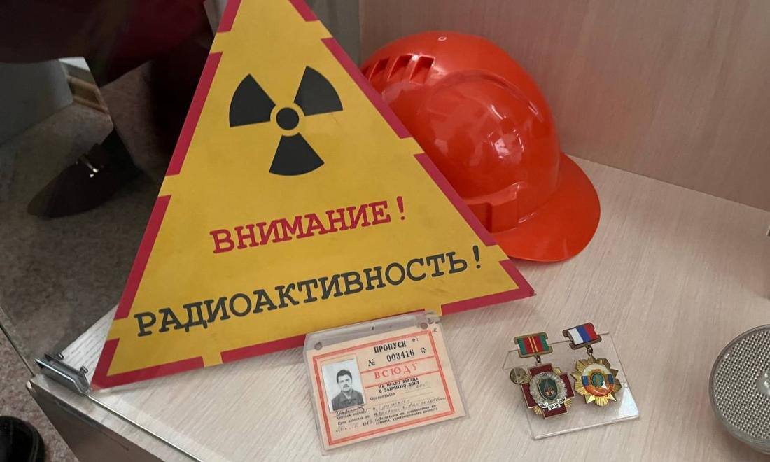«Боюсь, что всё вынесут на помойку»: чернобыльцы из Новосибирска обращаются за поддержкой Председатель Сибирского регионального Союза «Чернобыль» Владимир Дроздов выступил с просьбой к региональному министру культуры Юлии Шуклиной — придать официальное признание Музею ликвидаторов, который уже 36 лет хранит память о подвиге героев. Этот музей — не просто здание, это живая история, посвящённая не только Чернобылю, но и другим важным событиям ядерной истории СССР. Здесь собраны уникальные экспонаты: фотографии, документы и награды ликвидаторов, которые продолжают передавать свои знания молодому поколению через экскурсии и уроки мужества. Однако музей всё ещё не имеет официального статуса, и это вызывает серьёзные опасения. Без поддержки он может закрыться, а вместе с ним — уникальный архив и память о чернобыльцах, которых в Новосибирской области было около трёх тысяч.