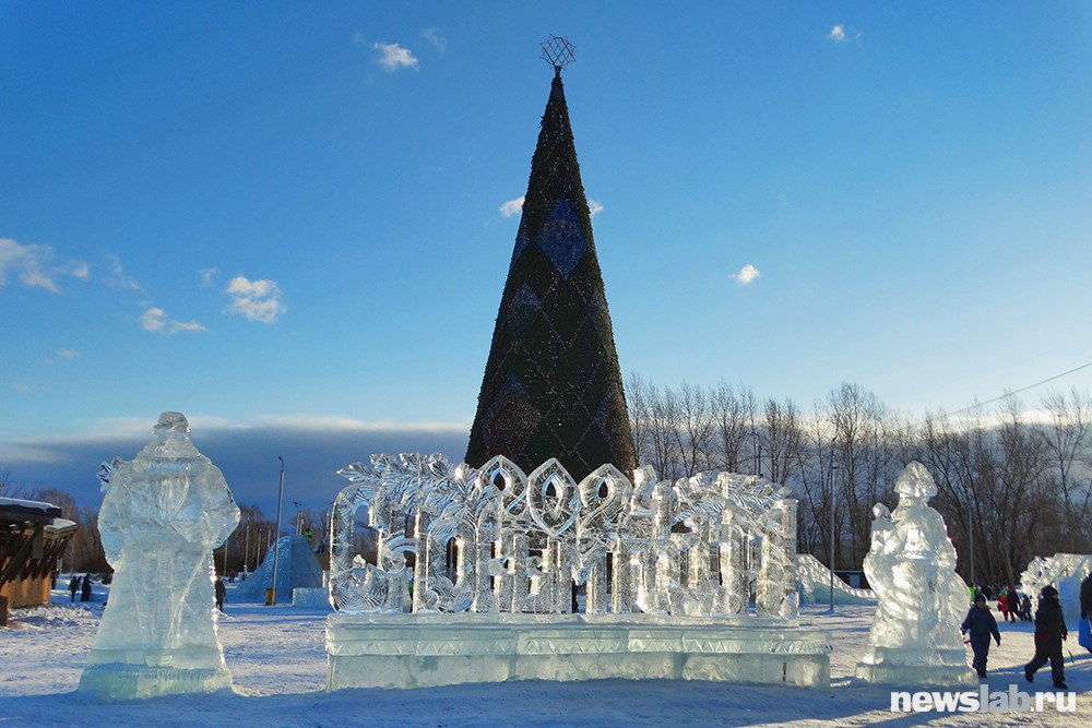 На охрану городской ёлки и ее посетителей в Красноярске уйдет 2 миллиона бюджетных рублей На сайте госзакупок появился соответствующий аукцион Начальная стоимость работ 2 07 млн руб Охранная фирма должна будет в период с 5 января по 16 февраля обеспечивать защиту жизни и здоровья посетителей катка и ледового городка на территории острова Татышев а также сохранность имущества На катке дежурство будет осуществляться с 10 часов утра до 10 вечера силами двух человек Ледовый городок будут охранять в период с 5 по 11 января 9 человек а с 12 января по 16 февраля 3 человека Напомним ранее Татышев парк нашел подрядчика для монтажа обслуживания и демонтажа самой новогодней ёлки Контракт заключили на сумму 16 65 млн руб Еще 8 94 млн руб заплатят за ледовый городок который построят вокруг ёлки