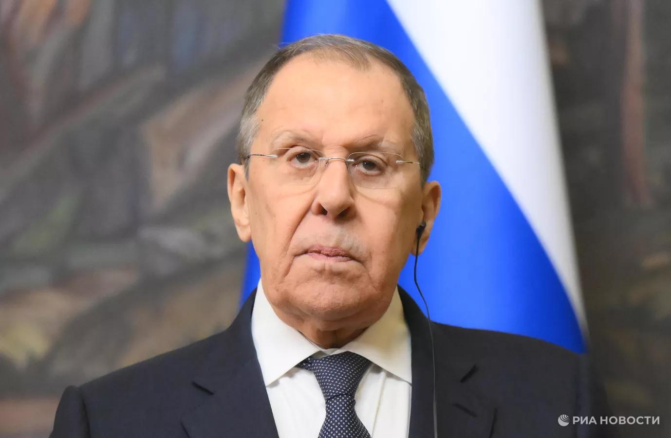 Россия запросила ООН признать право народов Крыма и Донбасса на самоопределение Об этом заявил глава МИД Сергей Лавров Сейчас уже в очередной раз запросили у генерального секретаря ООН Антониу Гутерреша и его команды что если публично было сказано что он и его коллективное руководство в ООН признают право народа Гренландии на самоопределение что именно народ Гренландии решает свою судьбу а не кто то со стороны то признают ли в ООН такое право и за населением Донбасса Новороссии и конечно Крыма сказал он в интервью TGRT и газете Turkiye По словам Лаврова секретариат ООН и его руководство откровенно подыгрывают тем кто хочет сохранить нацистский режим на Украине Это по его мнению выходит за рамки компетенции генерального секретаря