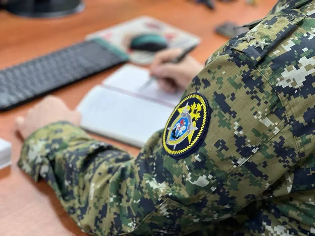 В Ахвахском районе возбуждено уголовное дело по факту пожара в детском саду Ботлихским межрайонным следственным отделом СК России по Республике Дагестан возбуждено уголовное дело по признакам преступления предусмотренного ч 1 1 ст 293 УК РФ халатность повлекшая причинение особо крупного ущерба По версии следствия 14 января 2026 года в селе Карата Ахвахского района в здании МБДОУ Каратинский детский сад произошёл пожар в результате которого здание и расположенные рядом хозяйственные постройки полностью уничтожены Пострадавших в результате происшествия не имеется По одной из рассматриваемых версий причиной возгорания послужило короткое замыкание электропроводки В настоящее время следствием установлено что автоматическая пожарная сигнализация находилась в нерабочем состоянии Кроме того устанавливаются должностные лица ответственные за обеспечение пожарной безопасности в образовательном учреждении действия или бездействие которых могли повлечь указанные последствия Проводится комплекс следственных и процессуальных действий направленных на установление всех обстоятельств произошедшего и закрепление доказательственной базы