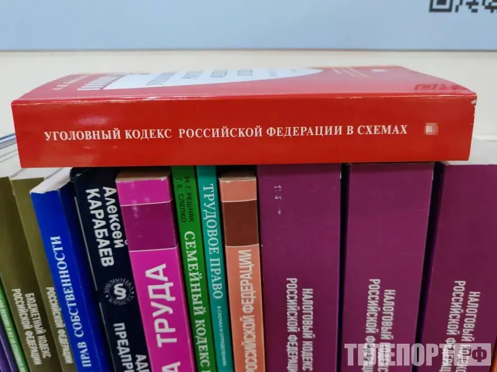 В Приамурье у подозреваемого в сбыте наркотиков нашли 48 пакетиков с героином Подозреваемого заключили под стражу Следователь Следственного комитета России по Амурской области направил ходатайство в Шимановский районный суд об избрании меры пресечения в виде заключения под стражу подозреваемого в покушении на сбыт девяти граммов героина Суд рассмотрел обращение сообщили в амурской пресс службе судов Мужчина подозревается в совершении особо тяжкого преступления против здоровья населения и общественной нравственности Преступление предусмотрено частью 3 статьи 30 пунктом г части 4 статьи 228 1 Уголовного кодекса РФ Наказание за него до 20 лет лишения свободы Как указано в материалах дела подозреваемого задержали сотрудники полиции Его досмотрели и нашли 48 пакетиков героина общей массой 9 03 грамм В пресс релизе указано что наркотик он планировал сбывать через закладки в городе Шимановске В суде следствие и прокуратура настаивали на аресте подозреваемого а сам мужчина и его адвокат просили отпустить под подписку о невыезде и надлежащем поведении Суд изучив материалы дела и выслушав стороны сделал вывод что подозреваемый может скрыться и продолжить преступную деятельность Мужчину заключили под стражу на два месяца Расследование уголовного дела продолжается ТЕЛЕПОРТ РФ здесь все об Амурской области  Мы в МАХ  Написать нам