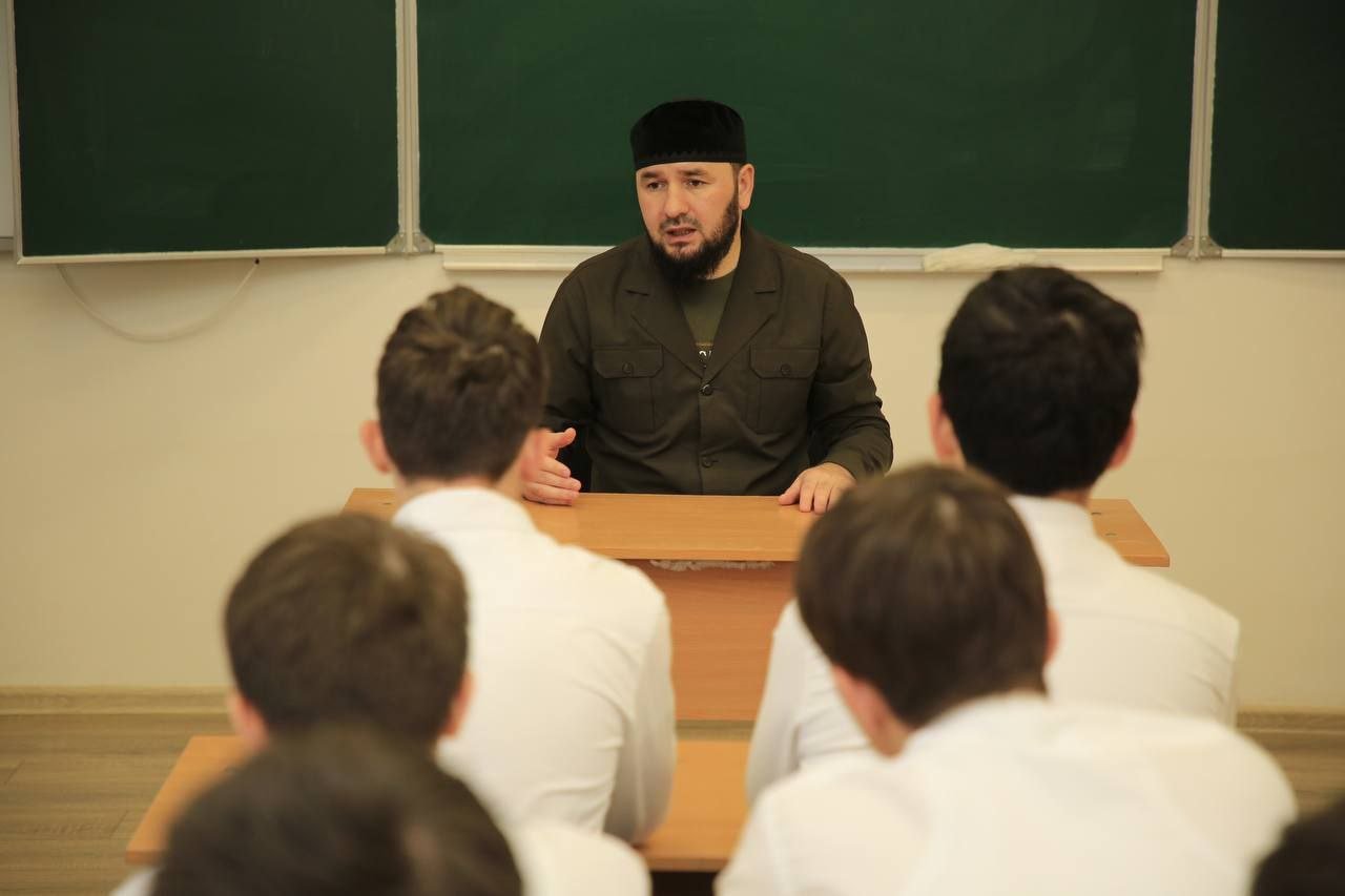 В МБОУ «СОШ №48» г. Грозного прошла лекция по профилактике экстремизма и терроризма Сотрудник департамента Раид Зубайраев провёл в МБОУ «СОШ №48» г. Грозного профилактическую лекцию, посвящённую вопросам противодействия экстремизму и терроризму среди молодёжи. В ходе доверительного разговора со школьниками он рассказал об угрозах, связанных с экстремистскими и террористическими проявлениями в подростковой и молодёжной среде, а также предостерёг учащихся от общения с подозрительными лицами в интернете. Особый акцент был сделан на опасности вербовки несовершеннолетних через социальные сети, где взрослые нередко подталкивают подростков к противоправным действиям. Раид Зубайраев подробно объяснил способы проявления экстремизма и терроризма, методы их распознавания и противодействия, приводя реальные примеры. Также он ознакомил учащихся с понятиями административной и уголовной ответственности за участие в противоправной деятельности подобного характера.