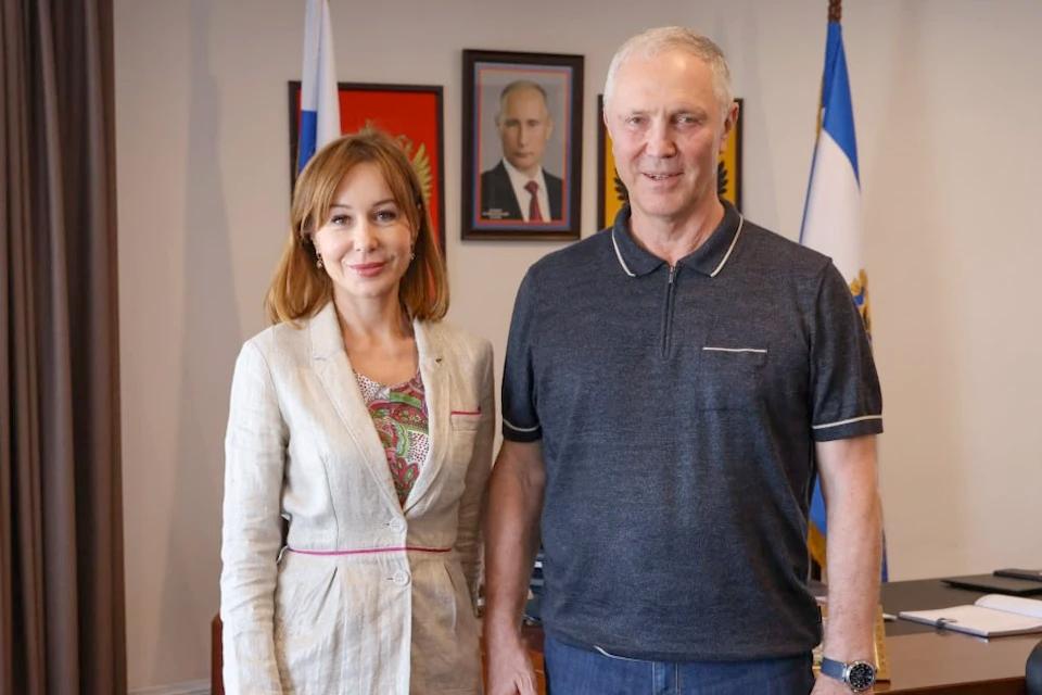 В Херсонской области разрабатывают стратегию развития территорий Директор Единого института пространственного планирования РФ Дина Саттарова в ходе рабочего визита в Херсонскую область провела встречу с губернатором Владимиром Сальдо. Они обсудили стратегию дальнейшего развития территорий. По словам главы Херсонщины, рассматриваются два ключевых направления — сельское хозяйство и туризм. «Большая протяженность побережья предоставляет возможности для развития курортно-санитарного лечения, создания мест отдыха для детей и взрослых, кемпингов и других объектов туристической инфраструктуры», — сказал Владимир Сальдо. В выработке стратегии помогает ЕИПП. Уже в 2025-м году эксперты разработают проекты генеральных планов пяти муниципальных округов. «Кроме того, в этом году наш институт разрабатывает комплексную схему развития туризма для Херсонской области с учётом контекста всего Азово-Черноморского бассейна», – добавила директор ЕИПП РФ Дина Саттарова.