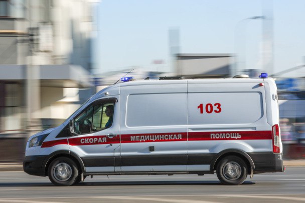 Трое задержаны под Лугой после выстрела ниже пояса  Как сообщает полицейский главк, на минувших выходных в поселке Оредеж и в Луге задержали мужчин 26, 31 и 47 лет, подозреваемых в стрельбе.   Это случилось после того, как в больницу с травмой живота попал 34-летний мужчина. В пятницу около десяти вечера на Щербинской улице в Оредежи у него возникло недопонимание с компанией, с которой он недавно познакомился и выпивал. Результатом стал выстрел ниже пояса.    У задержанных изъяли пневматический пистолет. Расследуется уголовное дело о хулиганстве.     Belkin Alexey/news.ru/Global Look Press