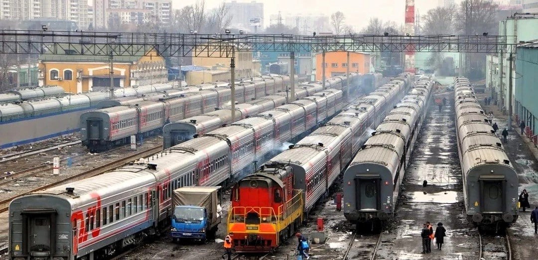 В Иркутской области осудили экс-сотрудника ВСЖД за взятку в 1,6 млн рублей. Бывший начальник отдела контроля исполнения заявок фирменного транспортного обслуживания филиала ОАО «РЖД» ВСЖД Павел Ильинов приговорен к 4 годам колонии строгого режима и штрафу 8 млн рублей. Суд установил, что с июля 2021 по май 2024 года Ильинов получал взятки от группы лиц, включавшей сотрудников РЖД и коммерсантов, за передачу данных о погрузке вагонов и их распределении между станциями. Это позволяло компании-посреднику манипулировать логистикой в своих интересах. Преступление раскрыто при содействии УФСБ по Иркутской области. На имущество осужденного наложен арест на сумму свыше 10 млн рублей. Уголовное дело в отношении других участников группы выделено в отдельное производство. Расследование продолжается. Напомним, что Следственный комитет на транспорте сейчас расследует уголовное дело в отношении экс-начальника Восточно-Сибирской железной дороги ВСЖД Вадима Владимирова, которого обвиняют в получении взятки на сумму 46 млн рублей. Взятку Владимиров получил в 2021–2023 годах от руководства компаний, занимающихся экспортом леса. Начальник ВСЖД должен был оказать коммерсантам содействия в определённых ситуациях. Каких – не сообщается.