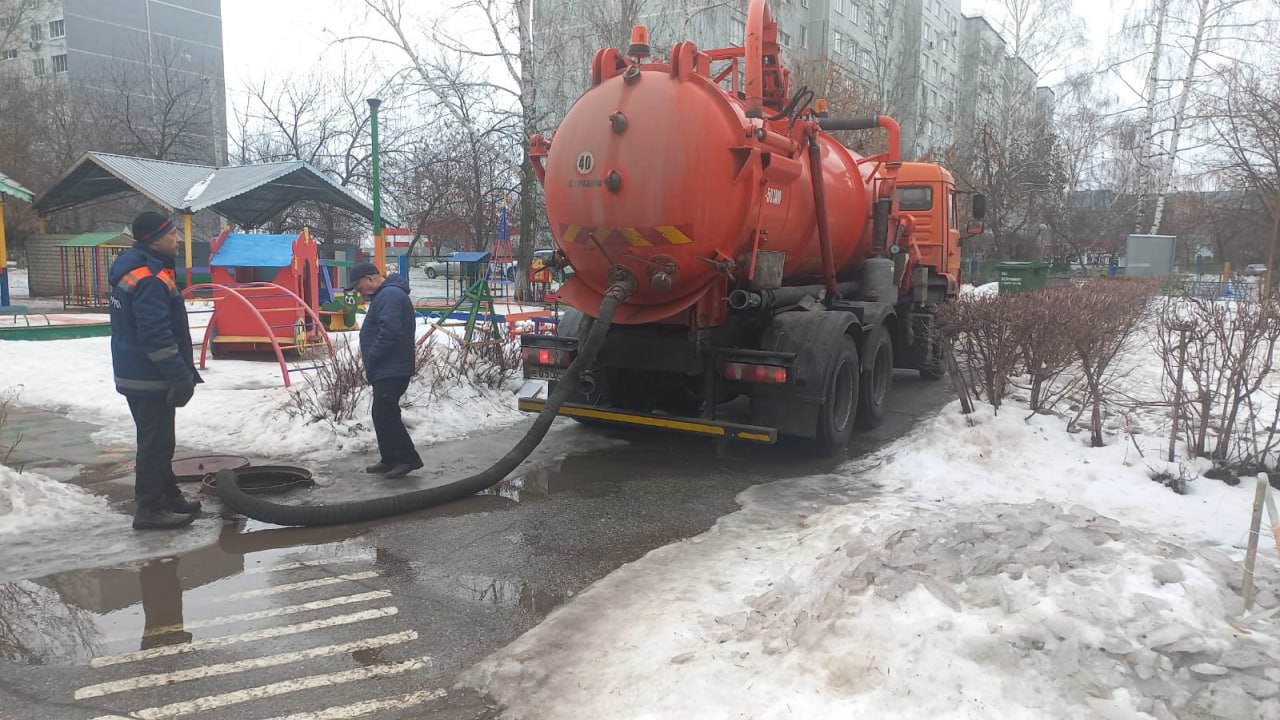 В Заволжском районе осуществляется прочистка ливнеприёмных колодцев  По поручению Главы Ульяновска Александра Болдакина специалисты «Дорремстроя» в течение недели должны вскрыть и прочистить ливнеприёмные колодцы в местах локальных подтоплений, а также вместе с «Водоканалом» при необходимости – откачивать воду с помощью илососов  Дорожники взяли на контроль работу ливнёвок. Они выезжают на возможные места скопления сточных вод. Дежурные бригады контролируют ситуацию