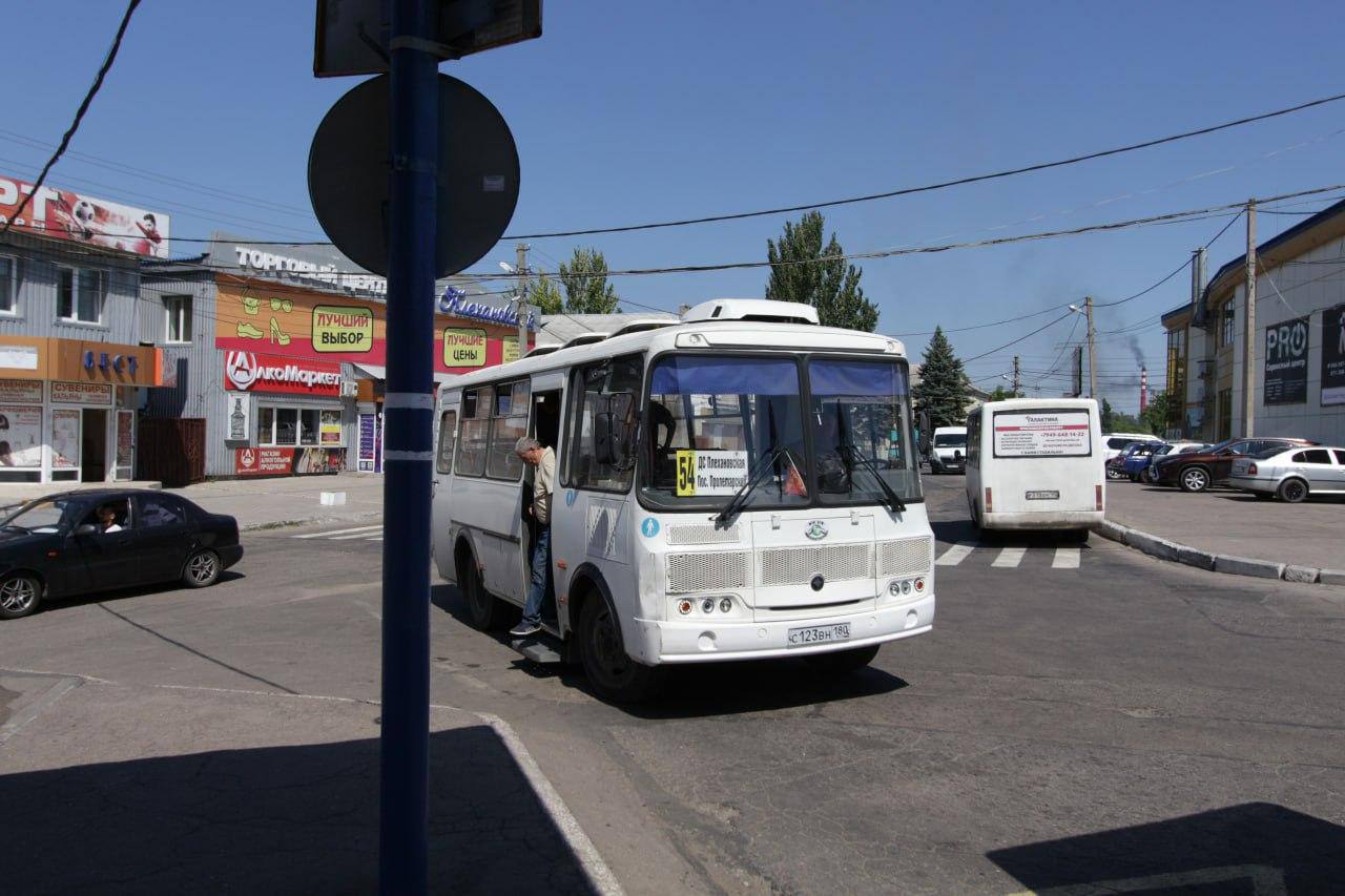 Развитие пассажирского автобусного транспорта в Донецкой Народной Республике: итоги 2024 года  В течение 2024 года Росавтотрансом велась совместная с регионом работа по формированию маршрутной сети межрегиональных пассажирских перевозок и по интеграции нормативно-правовой базы, регламентирующей порядок оказания услуг проезда пассажирам на территории субъекта, в правовое поле Российской Федерации.  На сегодняшний день в части организации пассажирских автобусных перевозок по межрегиональной маршрутной сети в настоящий момент установлено 316 маршрутов, имеющих начальный или конечный остановочный пункт на территории региона, продолжается работа по вводу в эксплуатацию новых единиц техники.  В 2024 году в Республике был официально создан региональный Реестр межмуниципальных маршрутов. Это позволило сделать следующий шаг — в рамках работы по приведению процесса организации пассажирских перевозок в регионе в соответствие с законодательством Российской Федерации Министерством транспорта ДНР в 2024 году было начато проведение открытых конкурсов на право осуществления пассажирских перевозок в межмуниципальном сообщении.  Также велась работа по открытию и запуску в работу новых тахографических мастерских на территории ДНР. Наличие в транспортной доступности такой мастерской позволяет перевозчикам своевременно провести техническое обслуживание тахографов, при необходимости заменить комплектующие, тем самым расширить территорию покрытия логистики. С момента начала совместной работы с профильными структурами Донецкой Народной Республики, при участии ФБУ «Росавтотранс» уже открыты три тахографические мастерские, две из них — в уходящем году.  Совместная работа Росавтотранса с профильными структурами ДНР будет продолжена в 2025 году на регулярной основе.  Подписаться