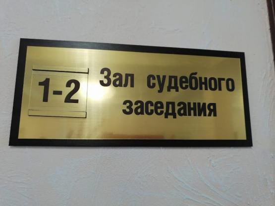 В Ростовской области осудили водителя "Гелендвагена", по вине которого погиб ребенок  Матвеево-Курганский районный суд вынес приговор 32-летнему водителю  "Гелендвагена", устроившего смертельное ДТП, в котором погибли пожилой мужчина и ребенок.    В суде установлено, что 29 ноября на 22-м километре трассы Самбек - Матвеев Курган обвиняемый на автомобиле Mercedes-Benz G 500 выехал на встречную полосу движения, где врезался в отечественную «Ладу 2107».    За рулем "семерки" находился 61-летний мужчина, который погиб на месте. В салоне легковушки сидели 8-летняя внучка водителя и ее 7-летний приятель. Обоих детей экстренно госпитализировали. Вскоре мальчик скончался в больнице.    Суд приговорил обвиняемого к четырем годам лишения свободы. Отбывать наказание он будет в колонии-поселении. Также ему запрещено в течение двух лет заниматься деятельностью, связанной с управлением транспортными средствами.    Ранее местные СМИ сообщали, что подсудимый  являлся сотрудником силовых структур в Донецкой народной республике.   Подписаться на "Новости Ростова"    Прислать новость