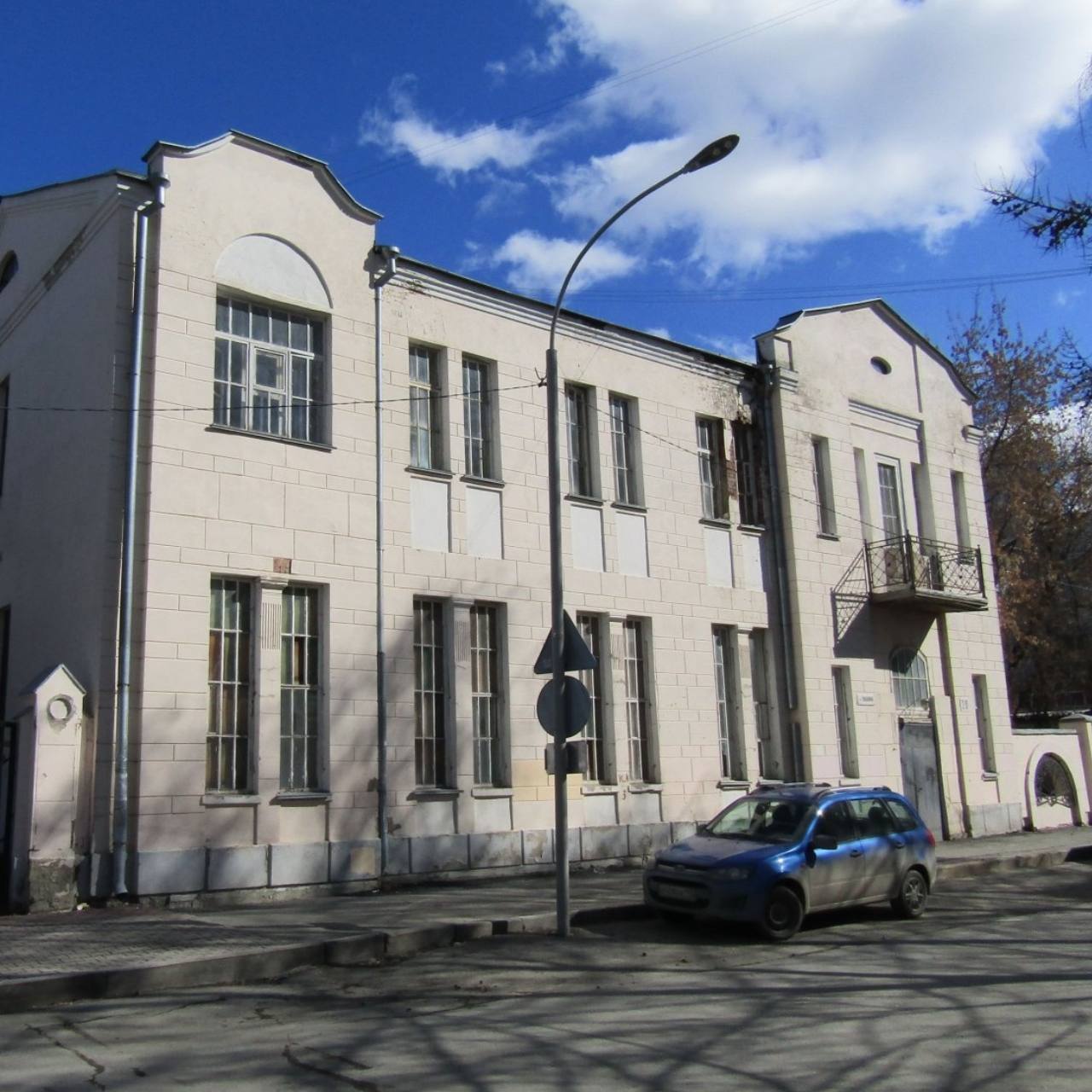 В историческом здании Страховой кассы откроется Музей иконы святой Екатерины  Он разместится в здании бывшей районной Страховой кассы, являющемся памятником архитектуры в стиле модерн, построенном в 1924 году на пересечении улиц Пушкина и Первомайской.   Компания «Практика» выкупила здание за 49 миллионов рублей еще в 2023 году и займется его реставрацией. Генеральный директор компании Александр Невмержицкий сообщил, что основой экспозиции музея станет собрание из более полутора тысяч икон святой Екатерины из частных коллекций.  Новости Екб тут