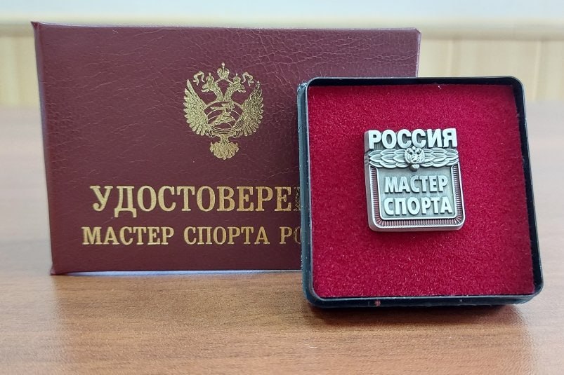 На Сахалине появилось три новых мастера спорта  Почетное звание получили сахалинцы Максим Блинников  пауэрлифтинг , Руслана Замотаева  чир спорт  и Фариддун Ёкубов  рукопашный бой .   Руслана Замотаева выполнила норматив мастера спорта на всероссийских соревнованиях по чир спорту "Кубок Горького" в Нижнем Новгороде в марте прошлого года. Вместе с Алексой Юн она завоевала бронзовую награду в джаз-двойке.    Фариддун Ёкубов занял третье место на всероссийских соревнованиях памяти Олега Бутейко в Калининграде в ноябре 2024 года.    Максим Блинников из Долинска в апреле прошлого года стал бронзовым призером всероссийского турнира по пауэрлифтингу "Огни Москвы". Островитянин выступал в весовой категории до 66 кг и показал результат 530 кг.  Фото: минспорта Сахалинской области   SakhalinMedia   Прислать новость