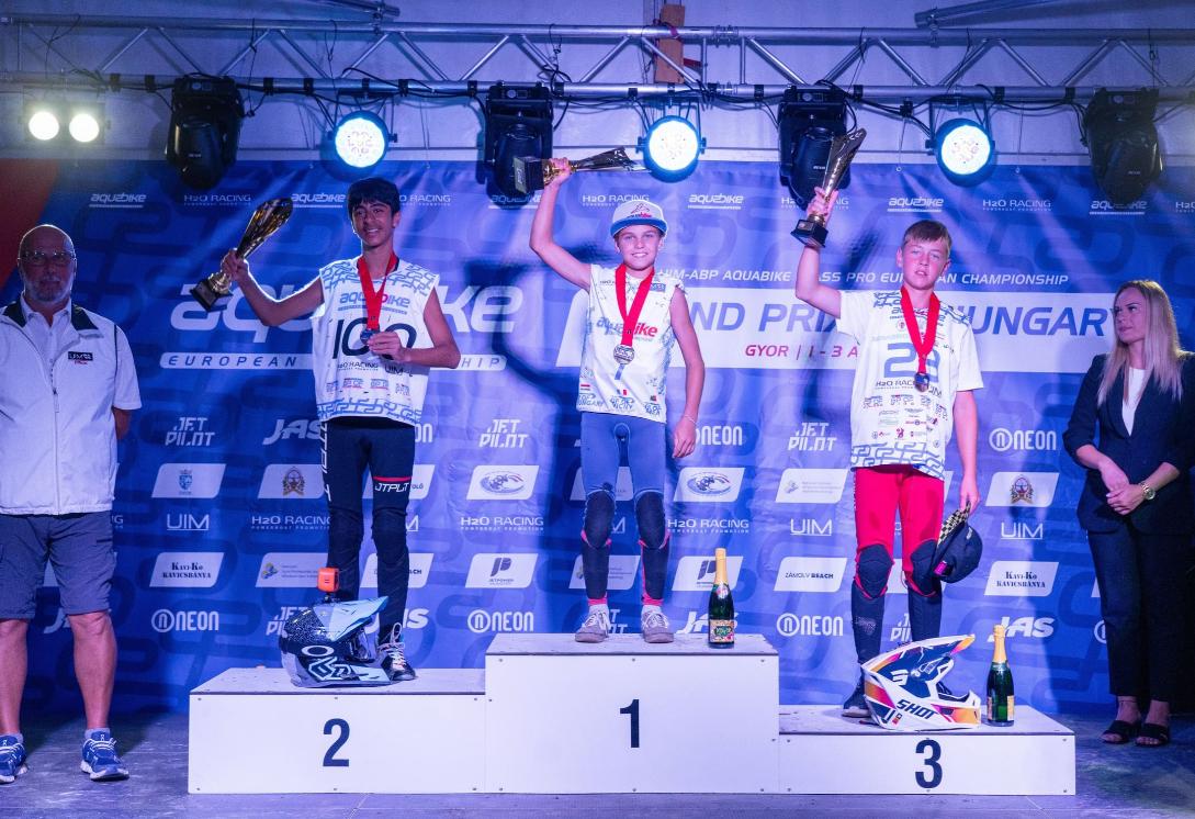 13-летний спортсмен из ОАЭ завоевал серебро на чемпионате мира по джетски в Венгрии Он выразил гордость за возможность поднять флаг страны на международной арене и поблагодарил Федерацию водных видов спорта ОАЭ за поддержку молодых талантов.