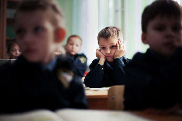 Опрос: 48% родителей против перехода к зачётной системе в школах Речь идёт об оценках по физкультуре, изобразительному искусству, музыке и труду. 40% респондентов поддержали отмену 5-балльной системы. Это следует из данных исследования сервиса SuperJob, которое есть в распоряжении радиостанции «Говорит Москва». Матери чаще выступают за зачётную систему 56% . Отцы — за сохранение 5-балльной 64% . В опросе приняли участие 1600 представителей экономически активного населения России старше 18 лет.