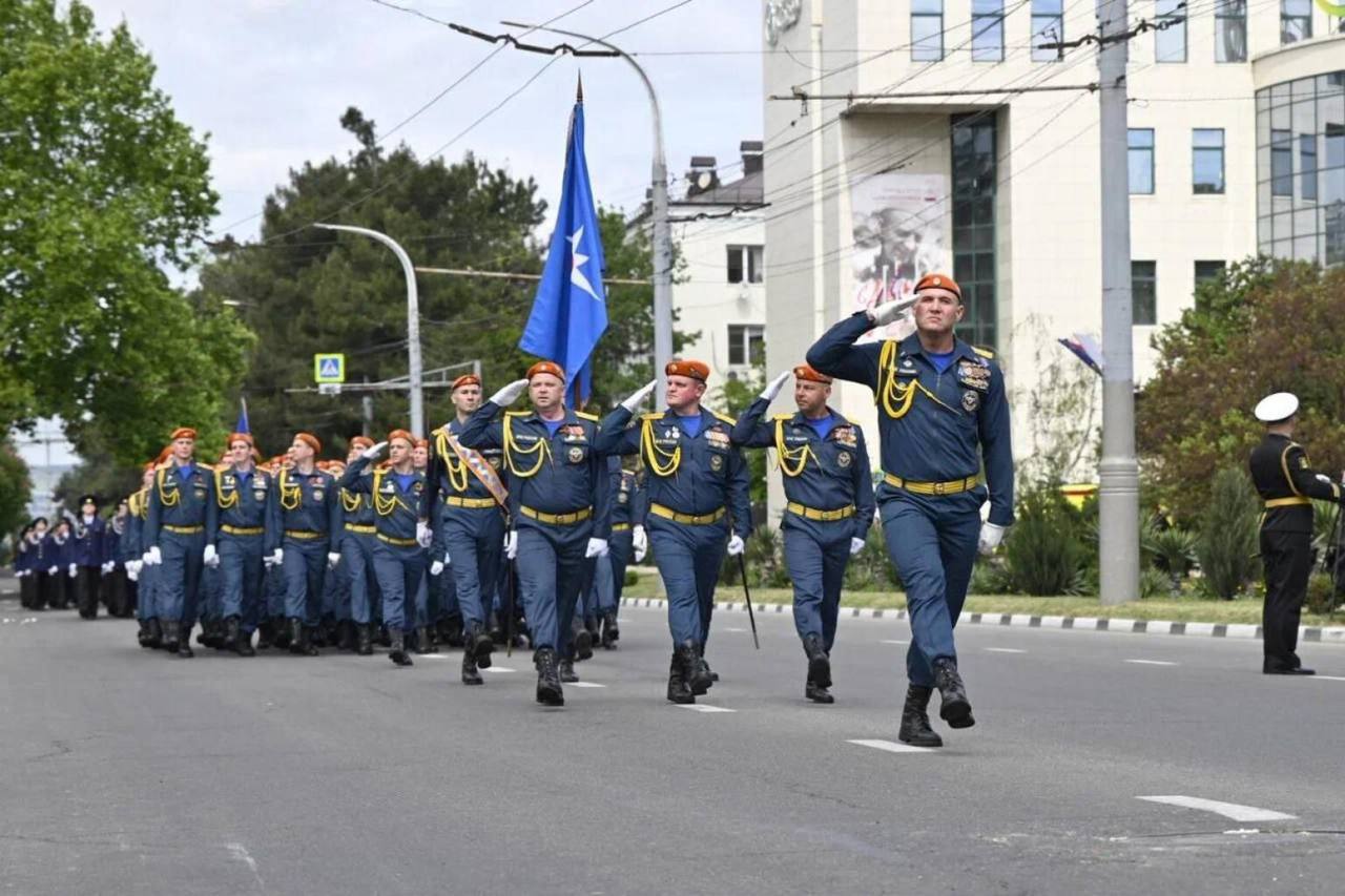 По решению Минобороны России в Новороссийске 9 мая проведут Парад Победы  В Параде Победы в Новороссийске примут участие более 1,2 тысячи человек, в том числе, около 650 военнослужащих, казаки и кадеты. По улицам города-героя проедет военная техника и колонна ретро-автомобилей.  В каждом муниципальном образовании пройдут церемонии возложения венков и гирлянд к мемориалам военной истории. Запланированы также мероприятия с участием клубов военной реконструкции.   Югополис - Новости Краснодара и края   ‍  Читайте нас на сайте ЮГОПОЛИС