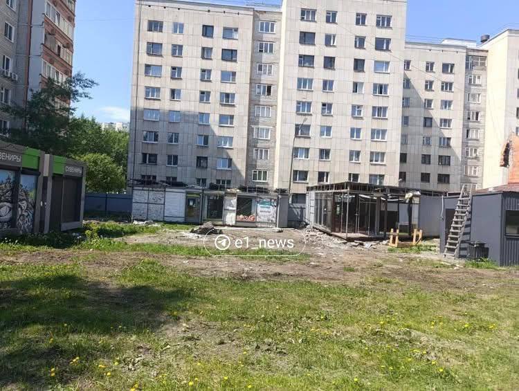 Кладбище киосков обнаружили во Втузгородке Житель Екатеринбурга обратил внимание на скопление старых киосков возле дома №68 на улице Комсомольской во Втузгородке. Он отмечает, что их количество увеличивается с каждым днём. В администрации города E1.RU подтвердили, что туда свозят демонтированные конструкции. Но эта территория находится в частной собственности, а размещение киосков там не согласовано с муниципалитетом. Фото: E1.RU Новости Екб тут