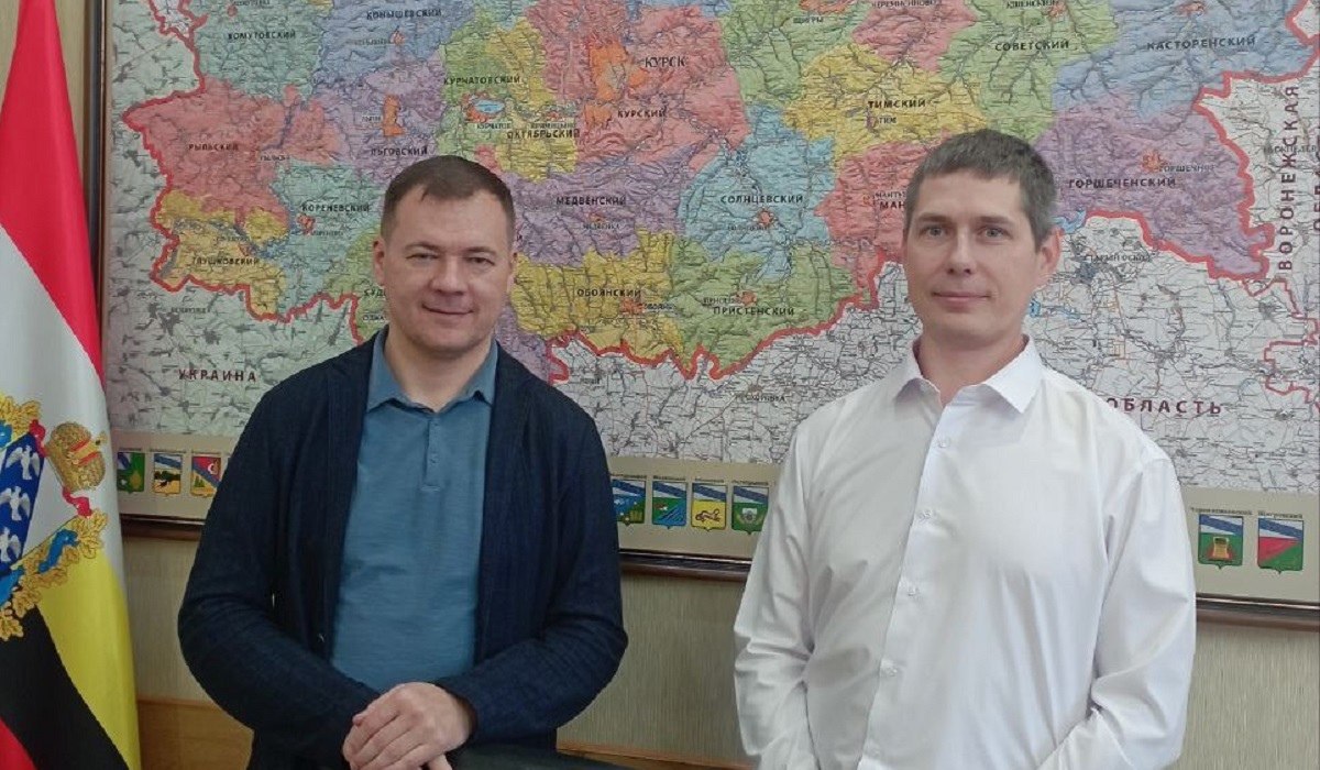В Курской области продолжаются стажировки участников проекта Курск Герои Параллельно с занятиями на базе Академии госслужбы участники проекта проходят стажировки с наставниками Например Александр Шевякин перенимает опыт управленцев в администрации Льгова под руководством главы города Алексея Клемешова Курянин знакомится со структурой администрации изучая нормативно правовые акты Алексей Исаевский стажируется в Государственной жилищной инспекции Курской области его наставником стал и о начальника Александр Дёмин Вместе они разработали план стажировки на шесть недель разбив его на несколько этапов В Министерство экономического развития Курской области отправился стажироваться Александр Лобанов Под руководством врио зампредседателя Правительства Курской области министра экономического развития региона Левона Осипова он изучил нормативную базу по национальным и региональным проектам освоил работу с системами СЭД Дело ГИС Электронный бюджет ГАС Управление и системой информационного сопровождения проектов Контент Также курянин участвовал в анализе данных о реализации нацпроектов выезжал в школу в Октябрьском районе и даже помогал разрабатывать проект по упрощению процедуры получения инвалидности для участников СВО Еще один участник проекта проходит стажировку в Министерстве строительства Курской области под руководством Руслана Германа