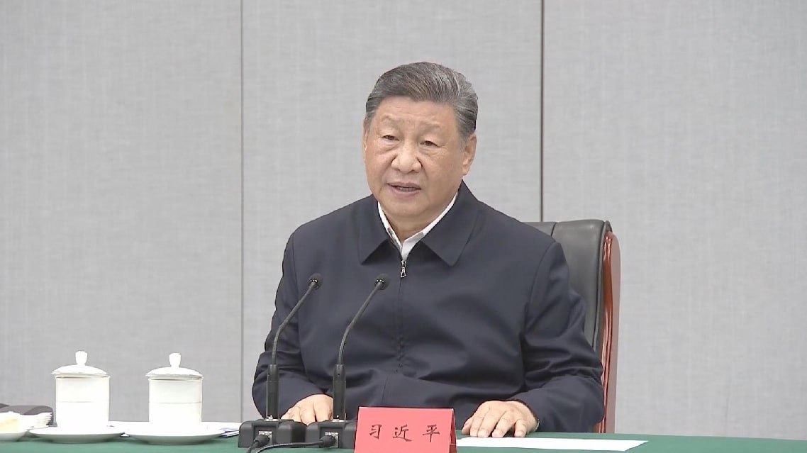 Си Цзиньпин провинция Гуандун должна углублять реформы и открытость В ходе инспекционной поездки в провинцию Гуандун председатель КНР подтвердил достижения региона в различных аспектах и озвучил требования к дальнейшей работе в том числе обеспечивать взаимодействие между рынком и правительством давая возможность предприятиям с различными формами собственности дополнять друг друга способствовать интеграции технологических и промышленных инноваций и создать модернизированную промышленную систему конкурентоспособную на международном уровне совершенствовать институты и механизмы скоординированного регионального развития и комплексного развития городов и сельских районов а также системы основных государственных услуг неуклонно расширять институциональную открытость продолжать модернизацию пилотных зон свободной торговли и в полной мере участвовать в сотрудничестве в рамках Пояса и пути углублять сотрудничество с Гонконгом и Макао чтобы превратить регион Большого залива в динамичный и конкурентоспособный на международном уровне городской кластер мирового класса Китайская Панорама