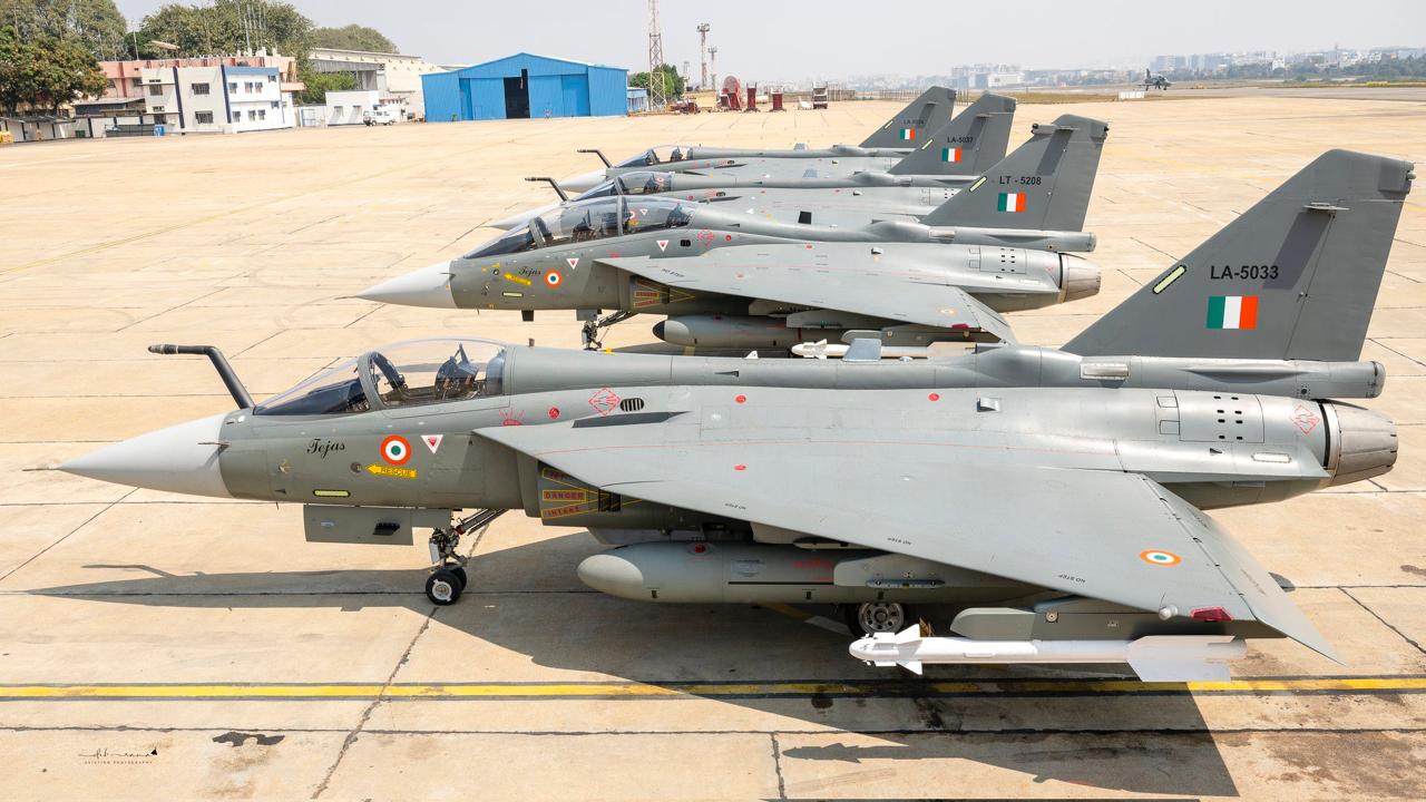 Индия подписала контракт с HAL на 97 истребителей Tejas Mk1A стоимостью 7 5 млрд долларов Индия заключила крупнейший контракт в отечественной авиационной истории Минобороны подписало соглашение с Hindustan Aeronautics Limited HAL на поставку 97 лёгких истребителей Tejas Mk1A на сумму 7 5 млрд долларов 62 370 крор рупий ВВС страны получат 68 одноместных машин и 29 двухместных учебно боевых первые из которых должны поступить в строевые части к 2027 2028 годам Tejas Mk1A это обновлённый вариант оснащённый отечественным радаром UTTAM с активной фазированной решёткой комплексом радиоэлектронной борьбы Swayam Raksha Kavach и улучшенной системой управления полётом Уровень локализации превышает 64 а в производственной цепочке участвуют более сотни индийских компаний Контракт создаст почти 12 тысяч рабочих мест ежегодно в течение шести лет и станет частью программы Самодостаточная Индия направленной на снижение зависимости от иностранных поставщиков вооружений Эта сделка следует за контрактом 2021 года на 83 самолёта Tejas Mk1A 73 истребителя и 10 учебно боевых который стал первым крупносерийным контрактом С учётом нового соглашения общий заказ ВВС Индии на Tejas Mk1A превысит 180 самолётов что делает проект одной из крупнейших национальных инициатив по созданию истребителей в истории страны К концу 2026 года ВВС Индии рассчитывают получить три эскадрильи Tejas Mk1A AviaNews