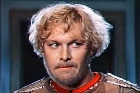 Известного советского актёра ограбили в Красноуральске 77 летний Вячеслав Воскресенский прославившийся ролью в фильме сказке Финист Ясный сокол стал жертвой ограбления Двое парней постучались в его квартиру и попросили одолжить им молоток рассказал актёр КП Екатеринбург По словам Вячеслава один из них ударил его в челюсть после чего стал требовать деньги на наркотики У артиста похитили около 100 тысяч рублей Полиция уже задержала подозреваемых Глеба Дербенева и Артема Валеева Их арестовали до 13 декабря Подписаться Прислать новость