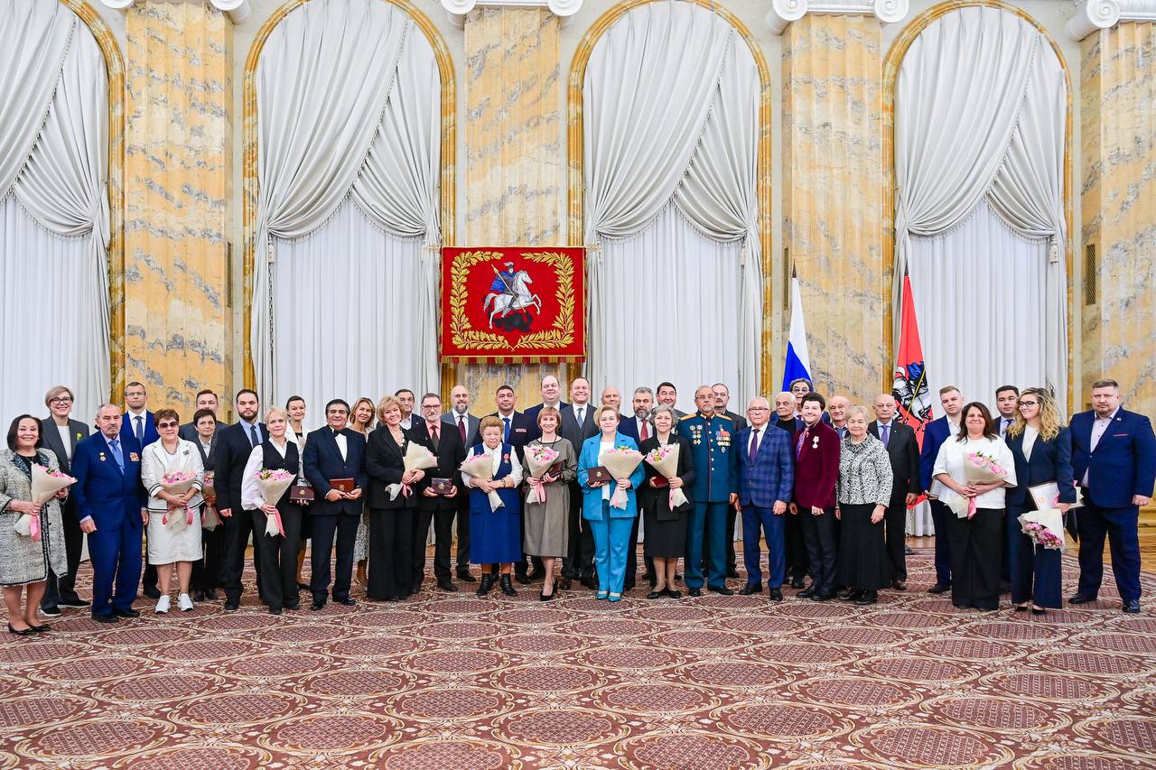 Сергей Собянин в преддверии Дня народного единства вручил государственные и городские награды заслуженным москвичам Это общественные деятели работники промыш ленности строительства здравоохранения образова ния культуры спорта и других сфер Все они внесли большой вклад в развитие страны и столицы Мэр Москвы поблагодарил их за любовь к своему делу и профессионализм Подпишись на Агентство Москва Мы в МАХ