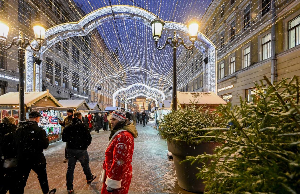 Новогодние каникулы в Петербурге проведут свыше 1 2 млн туристов Как отметил глава городского комитета по развитию туризма Евгений Панкевич за зимние праздники 2024 года Петербург посетили 1 2 млн туристов в предстоящие каникулы в комитете ждут такую же цифру Может быть она будет чуть больше По крайней мере если мы возьмём аналитику платформ то на этот период мы видим высокую бронь даже больше чем в Москве и в других регионах отметил глава комитета Сергей Ермохин ДП Подписаться на ДП в Telegram MAX