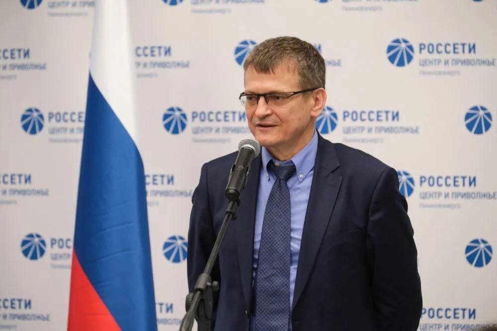 БАННИКОВ ПОКИДАЕТ ПОСТ ЗАМГУБЕРНАТОРА По моей информации заместитель губернатора Нижегородской области Петр Банников в ближайшее время покинет свой пост Он уходит по личным обстоятельствам но останется работать в команде возможно перейдет в советники или получит какую то другую должность Напомню что Петр Банников был назначен замгубернатора в 2021 году после перехода Дмитрия Краснова в Заксобрание До этого он всю жизнь служил в вооруженных силах РФ был заместителем начальника нижегородского УФСБ Новым заместителем губернатора скорее всего снова станет представитель силового блока
